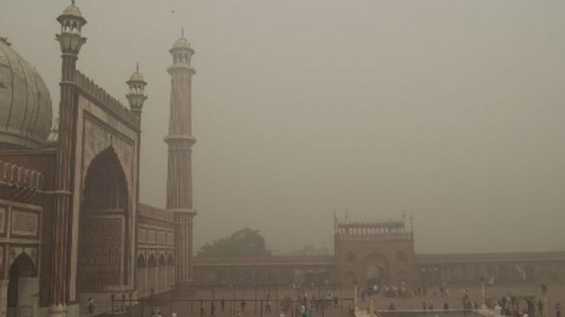 Capital de la India cierra escuelas y limita el uso de vehículos para frenar la contaminación atmosférica 