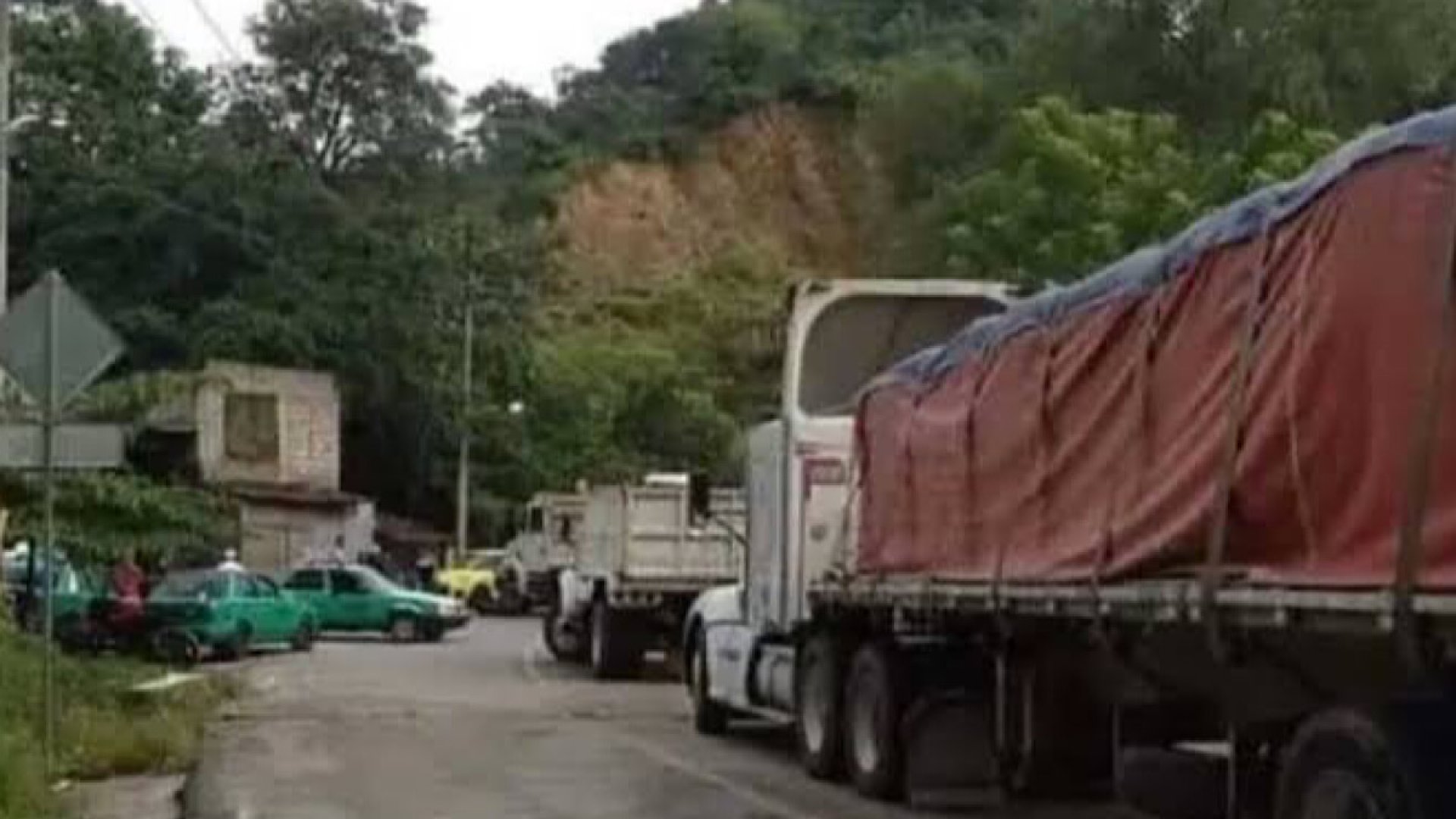 Cártel de Sinaloa bloquea carretera Panamericana, denuncian