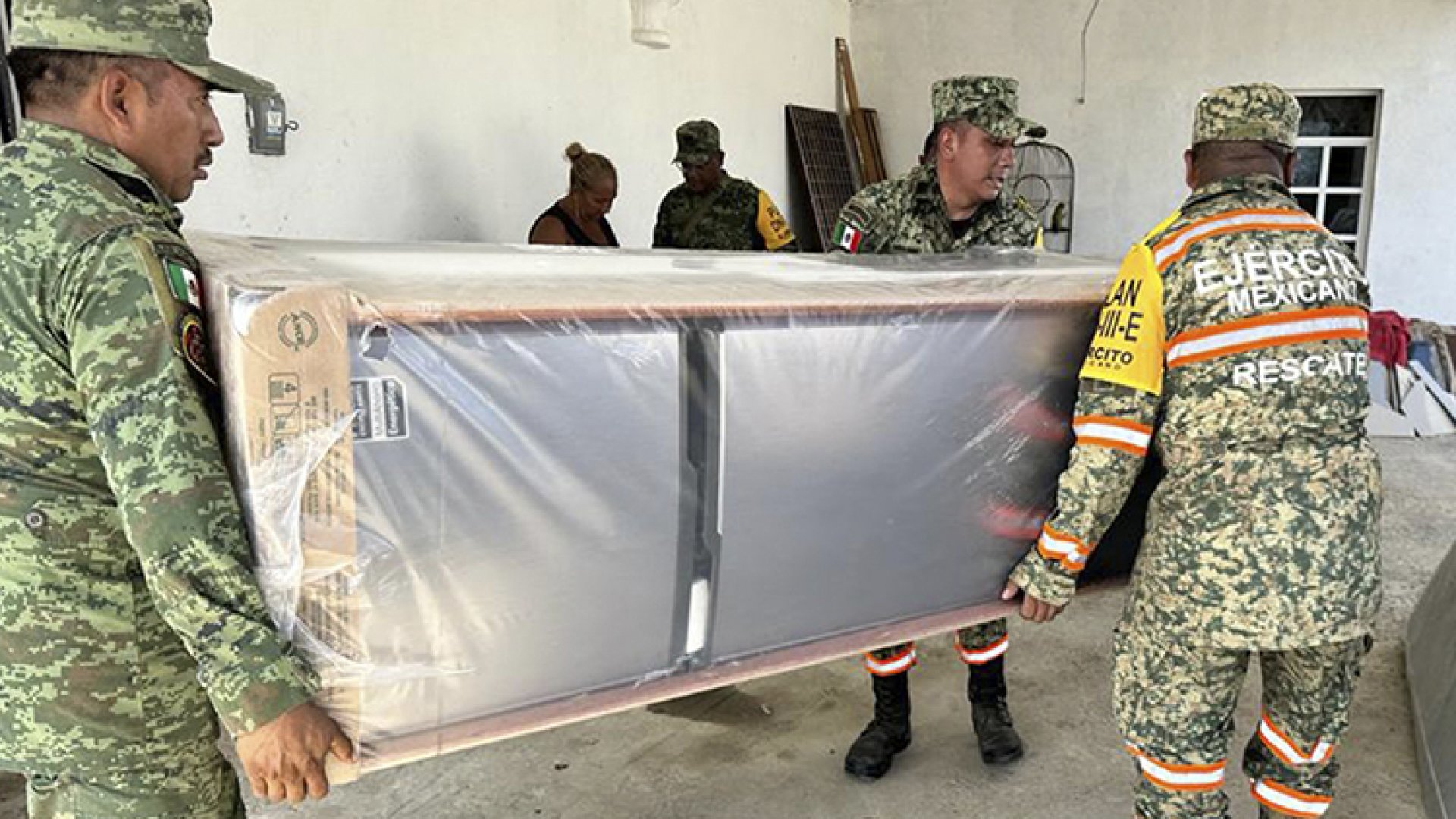 Asegura AMLO entrega de 250 mil refrigeradores para afectados en Acapulco