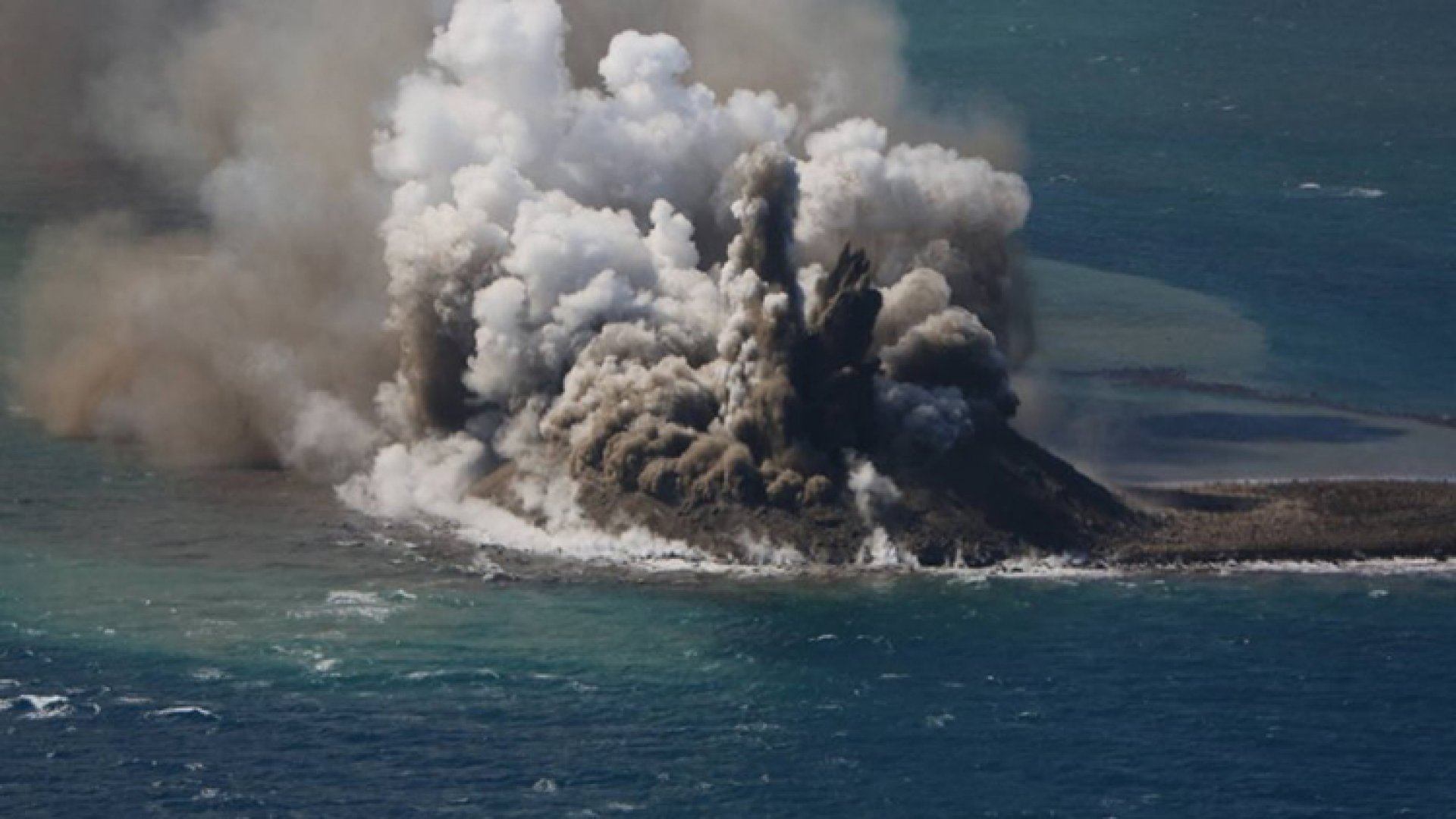 Nace nueva isla en Japón tras erupción volcánica