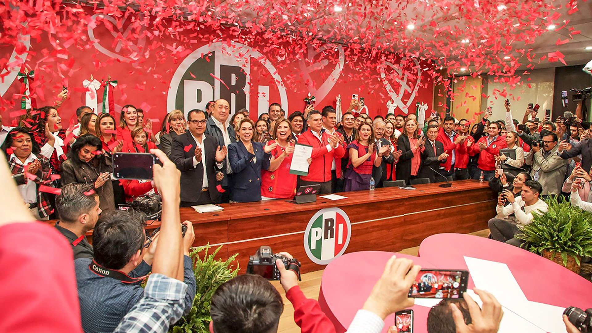 Xóchitl se registra como precandidata presidencial del PRI