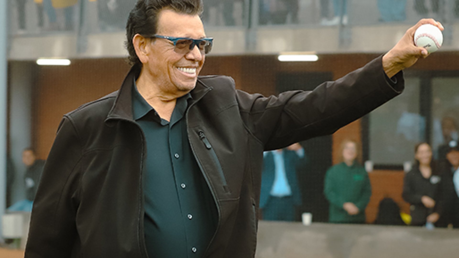 Inaugura Fernando Valenzuela estadio en San Pedro