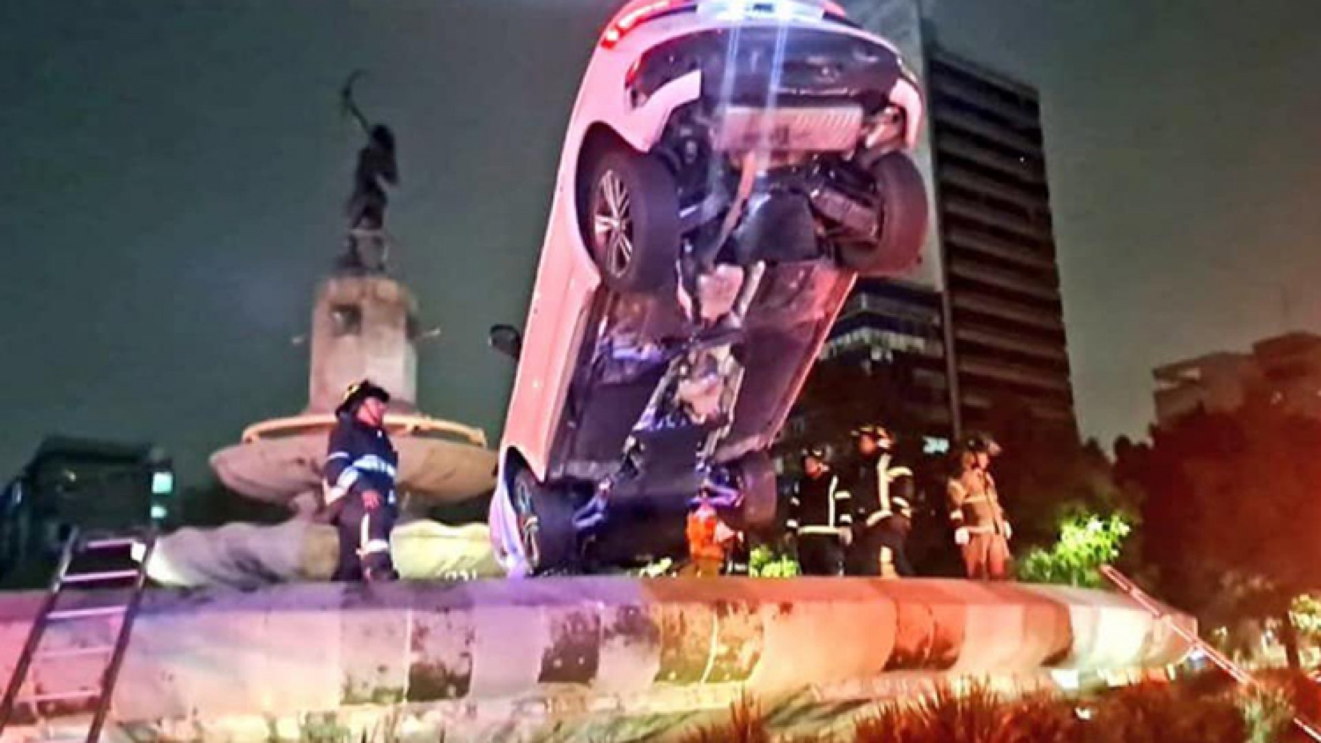 Impacta camioneta contra la Diana Cazadora
