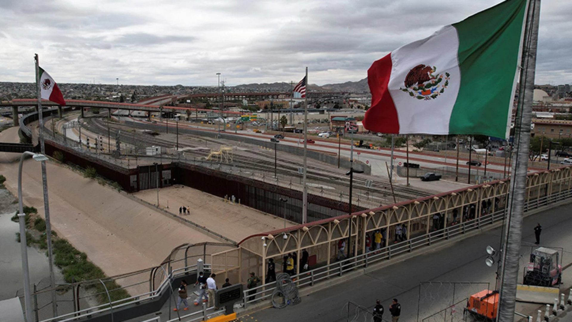 Propone AMLO recortar ISR e IVA al 50% en fronteras