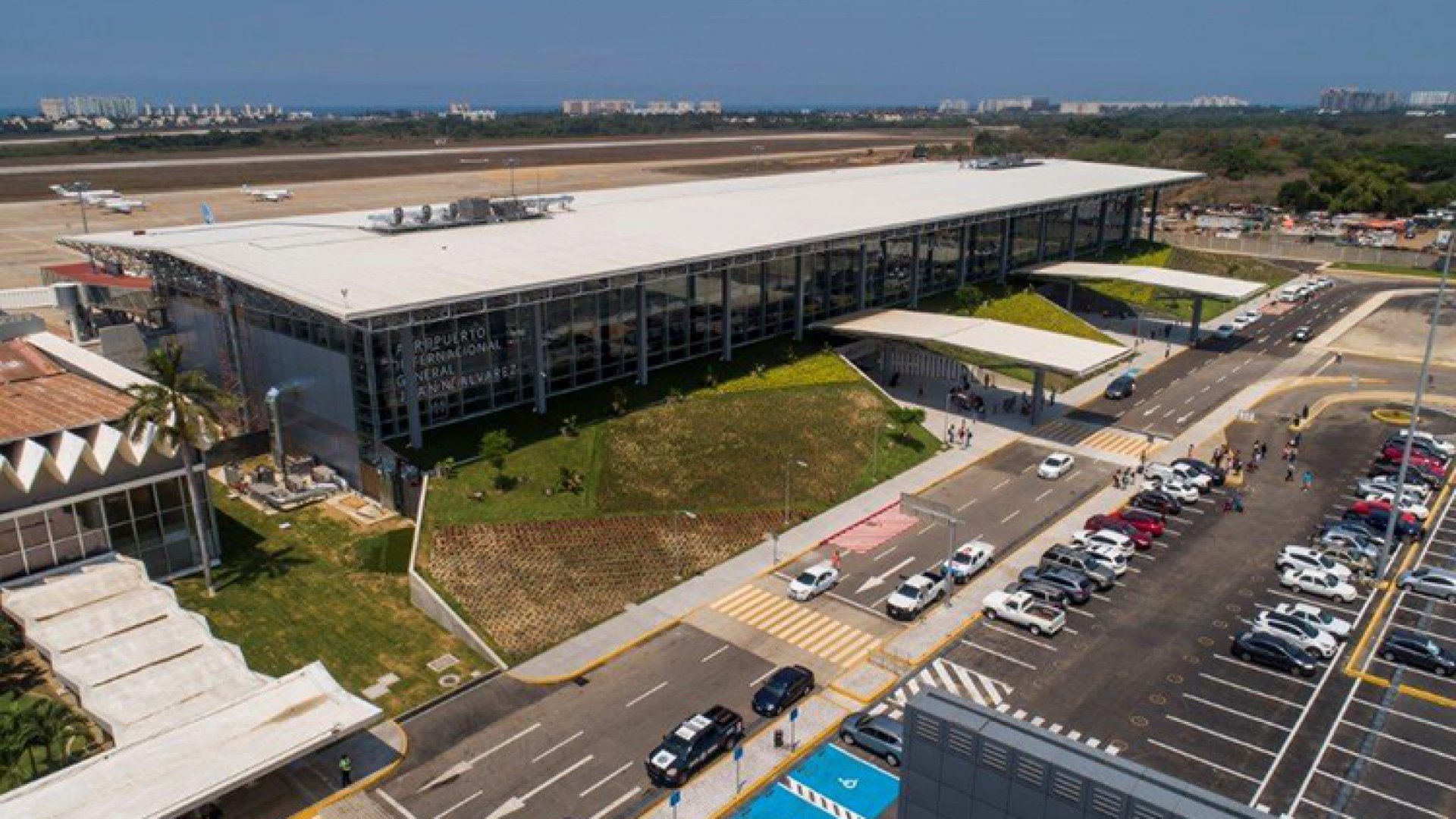 Reanudan hoy vuelos comerciales a Acapulco