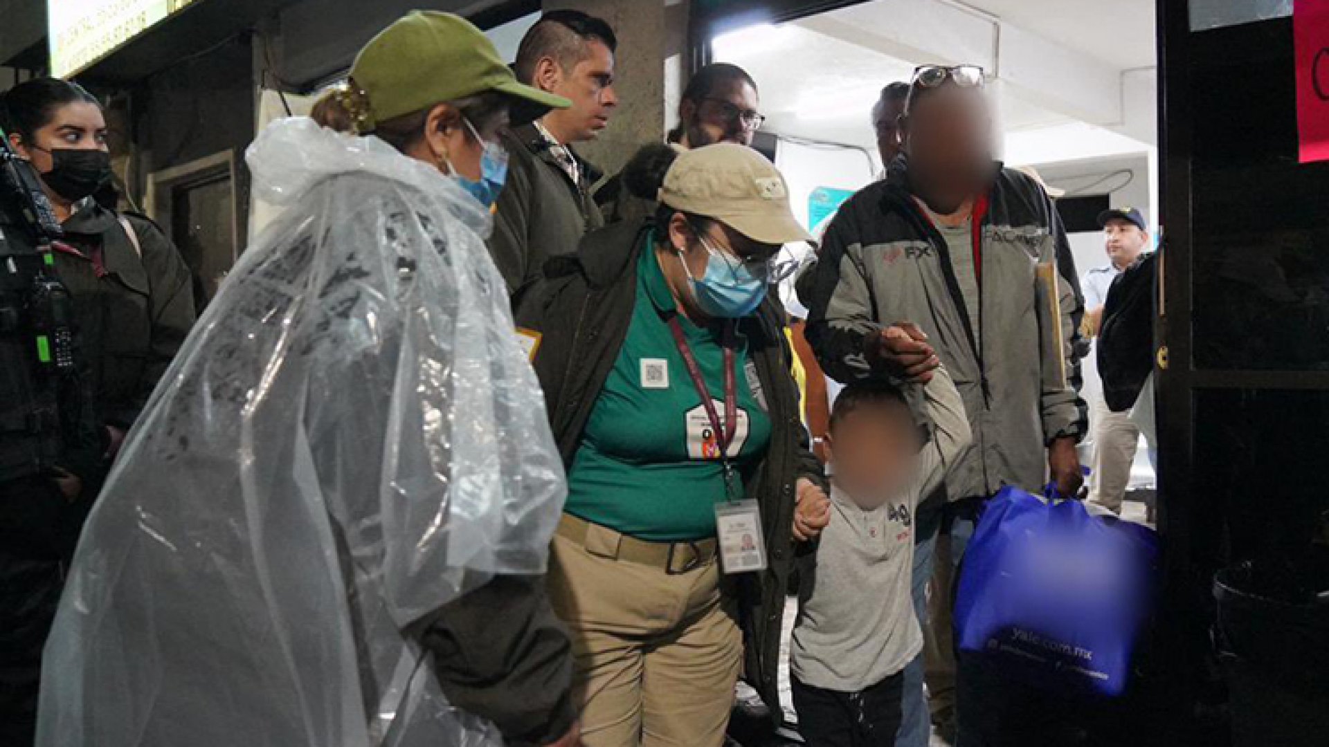 Desaloja INM a 246 migrantes de cercanías de la Central de Autobuses Norte, en CDMX