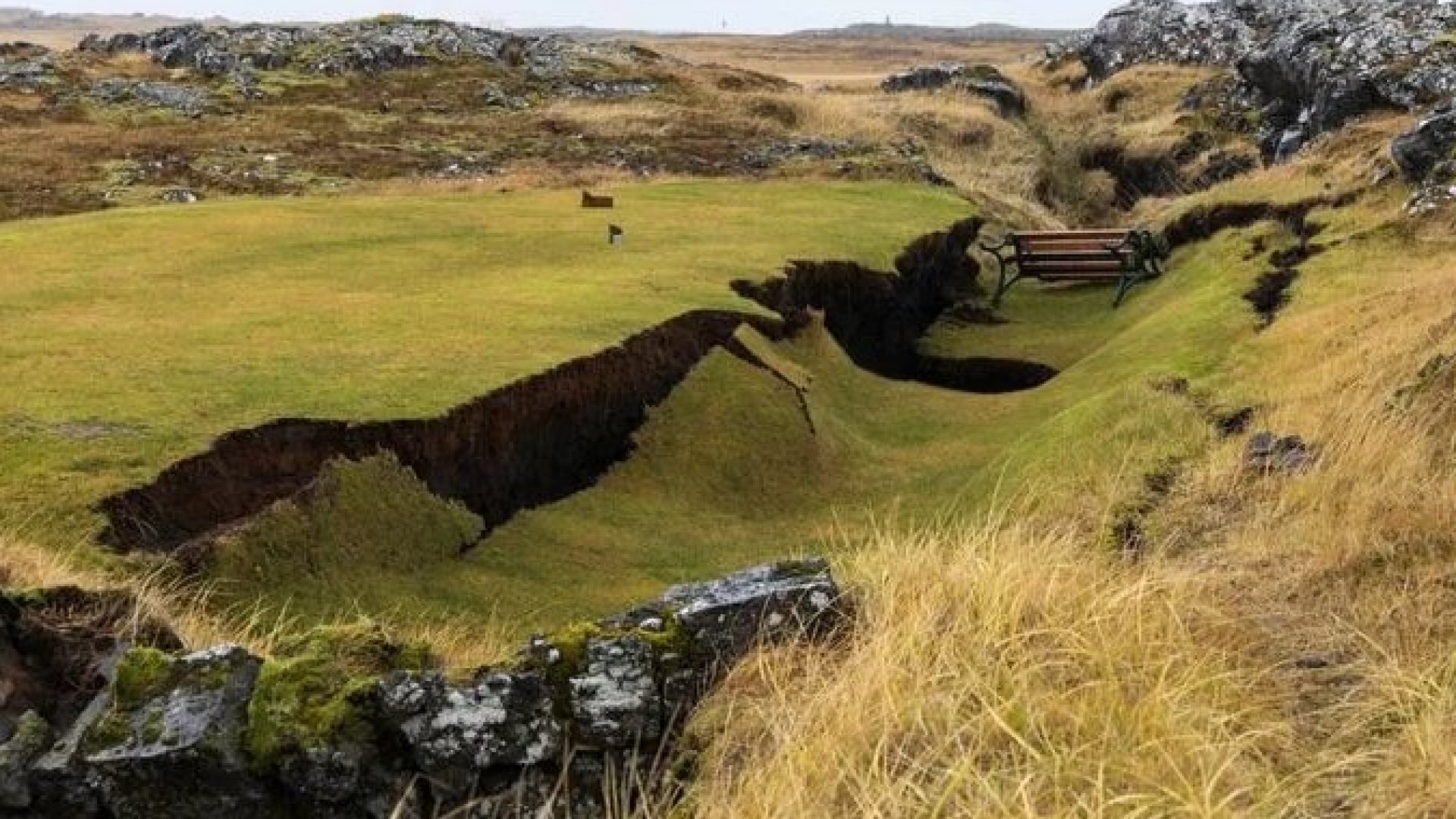 Miles de personas son evacuadas, Islandia se prepara para una erupción volcánica