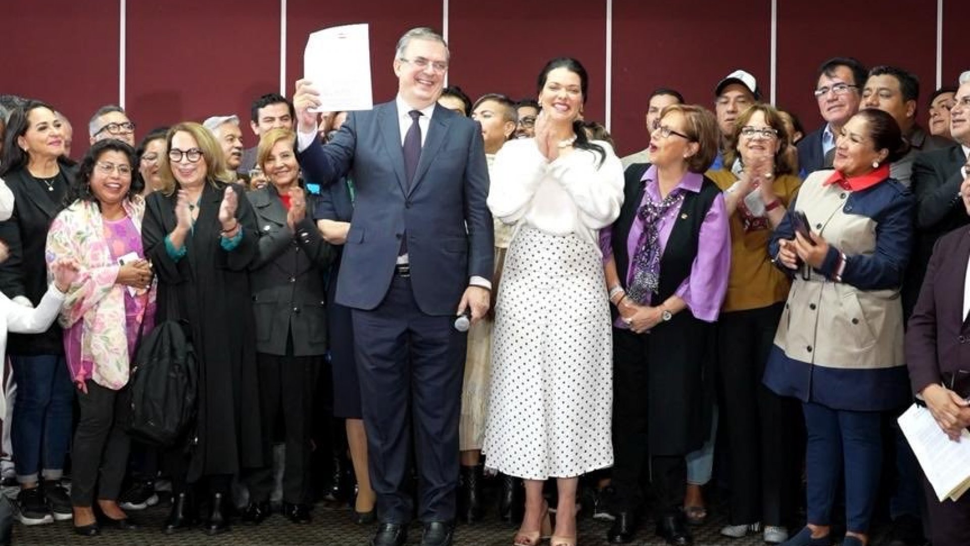 Marcelo Ebrard hace las paces con Claudia Sheinbaum y se queda en Morena