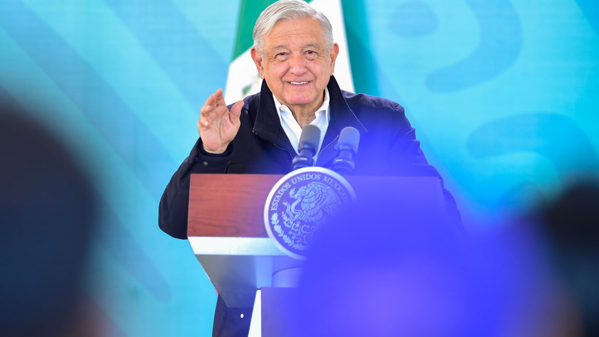 López Obrador celebra decisión de Ebrard de mantenerse en Morena