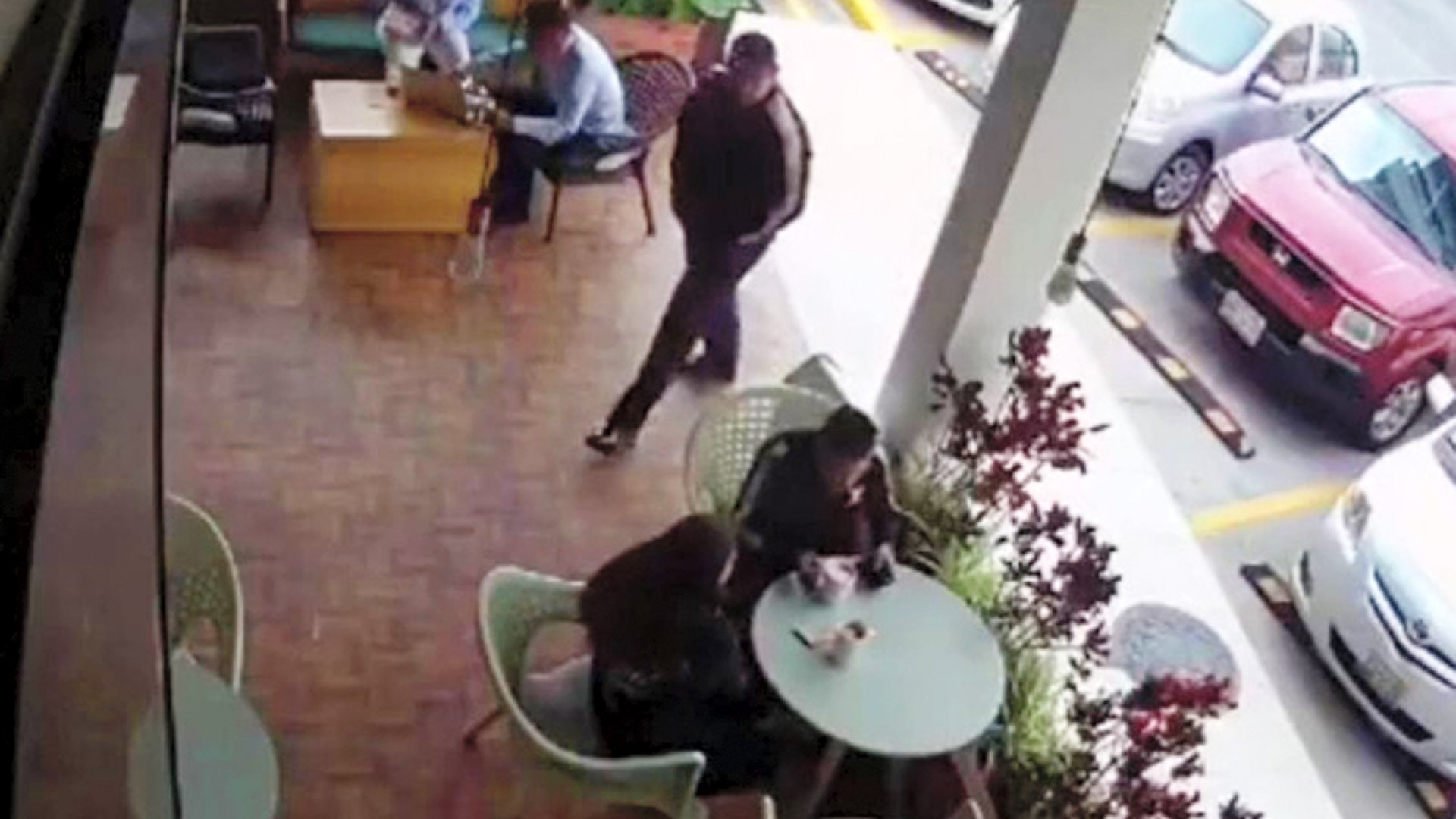 Asesinan a balazos a subdirector de la Policía de Zapopan al interior de una cafetería