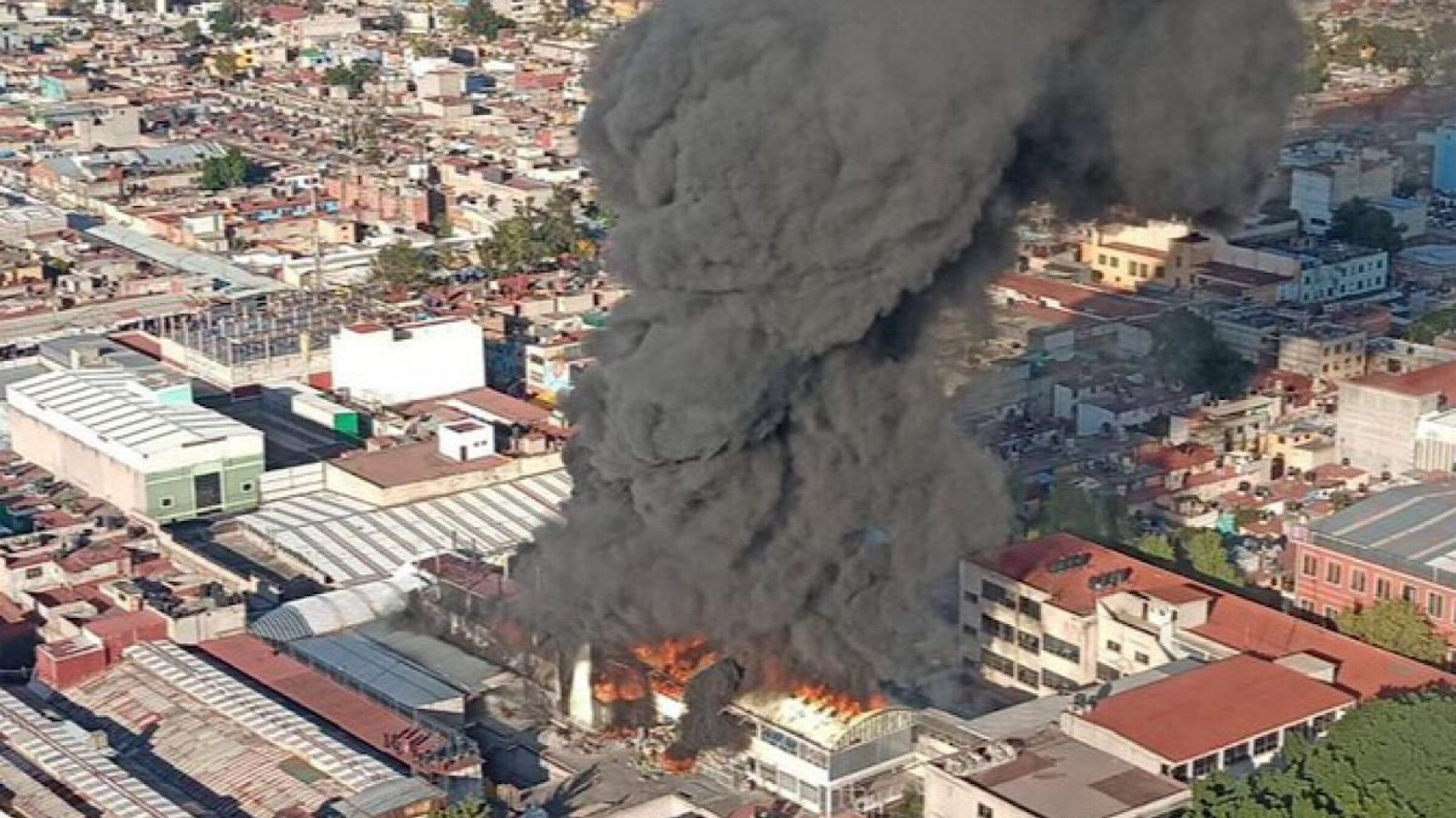Fuerte incendio consume bodega de zapatos en Tepito; 500 personas evacuadas