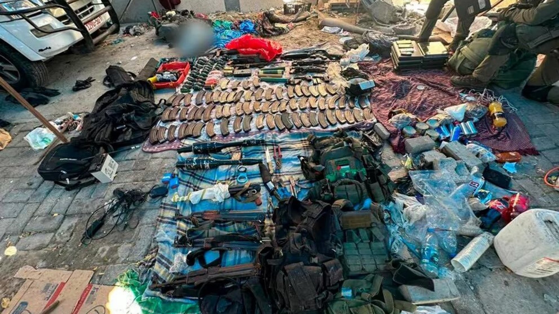 Hallan túnel subterráneo en el hospital Al Shifa junto con vehículos y un gran arsenal de armas de Hamas