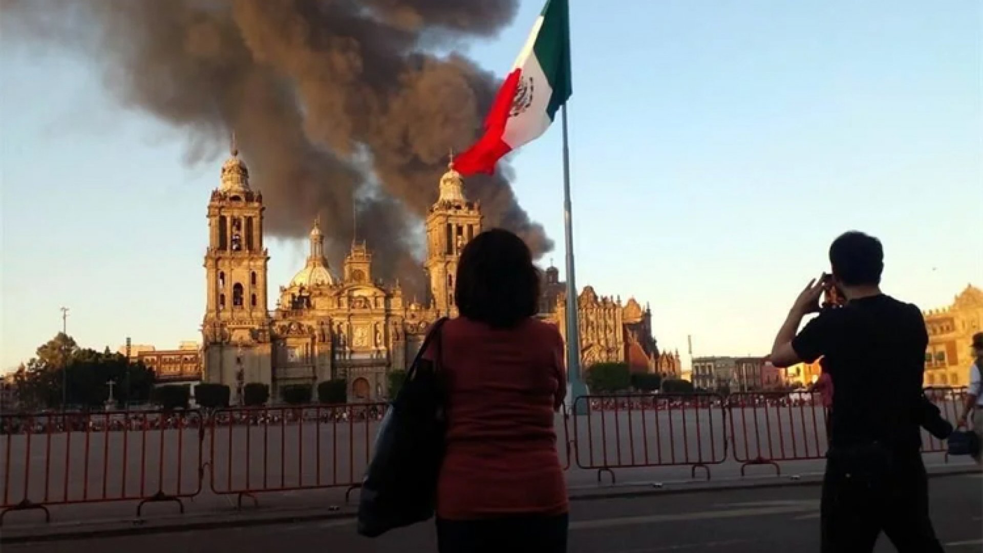 Monitorean calidad del aire tras incendio en CDMX