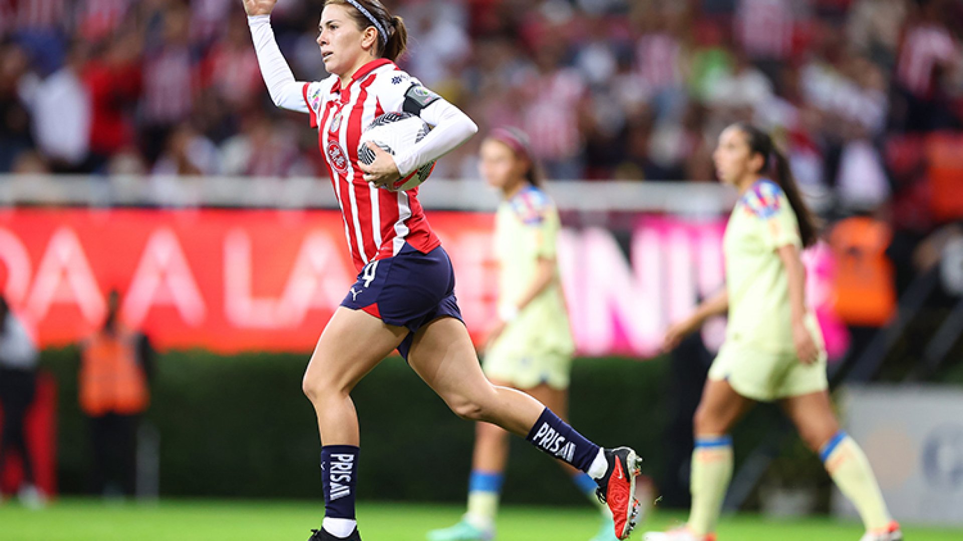 ¡Súper Licha! Marca doblete y revive a Chivas ante América