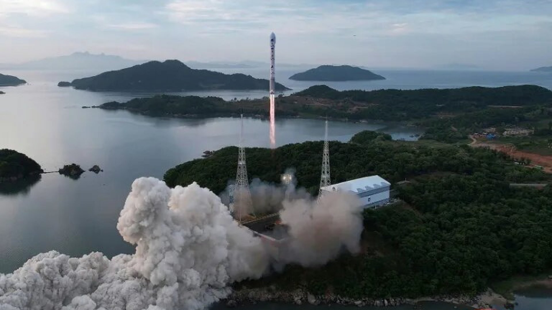 Corea del Norte afirma que lanzó con éxito un satélite de vigilancia