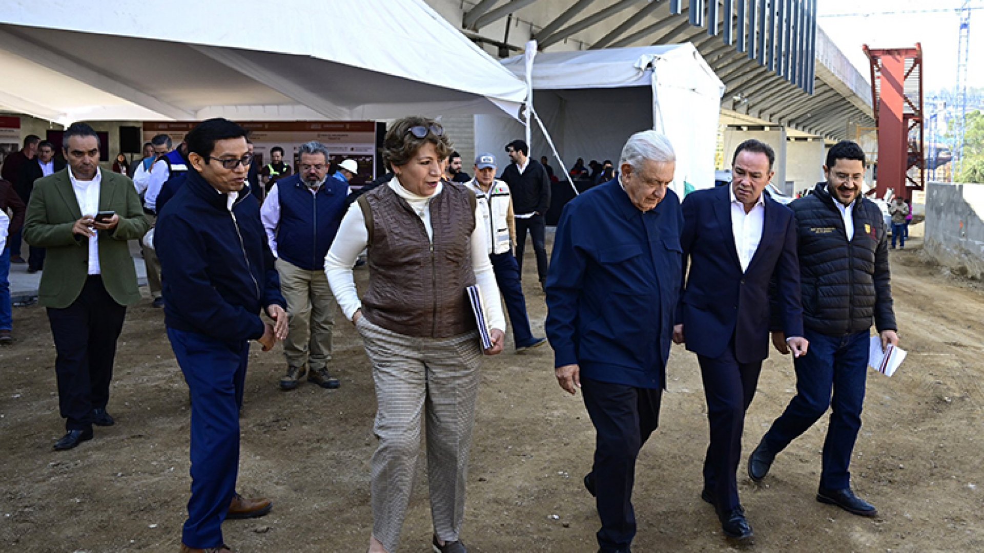 Supervisa AMLO obras de El Insurgente