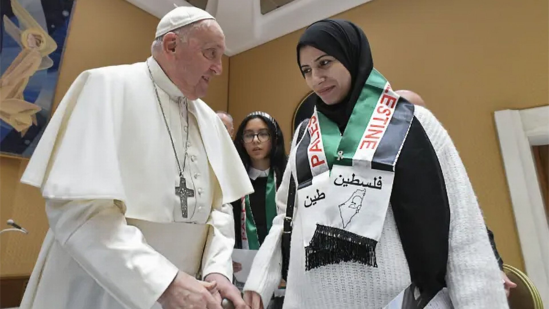 ‘Esto no es guerra, es terrorismo’: se reúne papa Francisco con familias de Gaza y de rehenes israelís