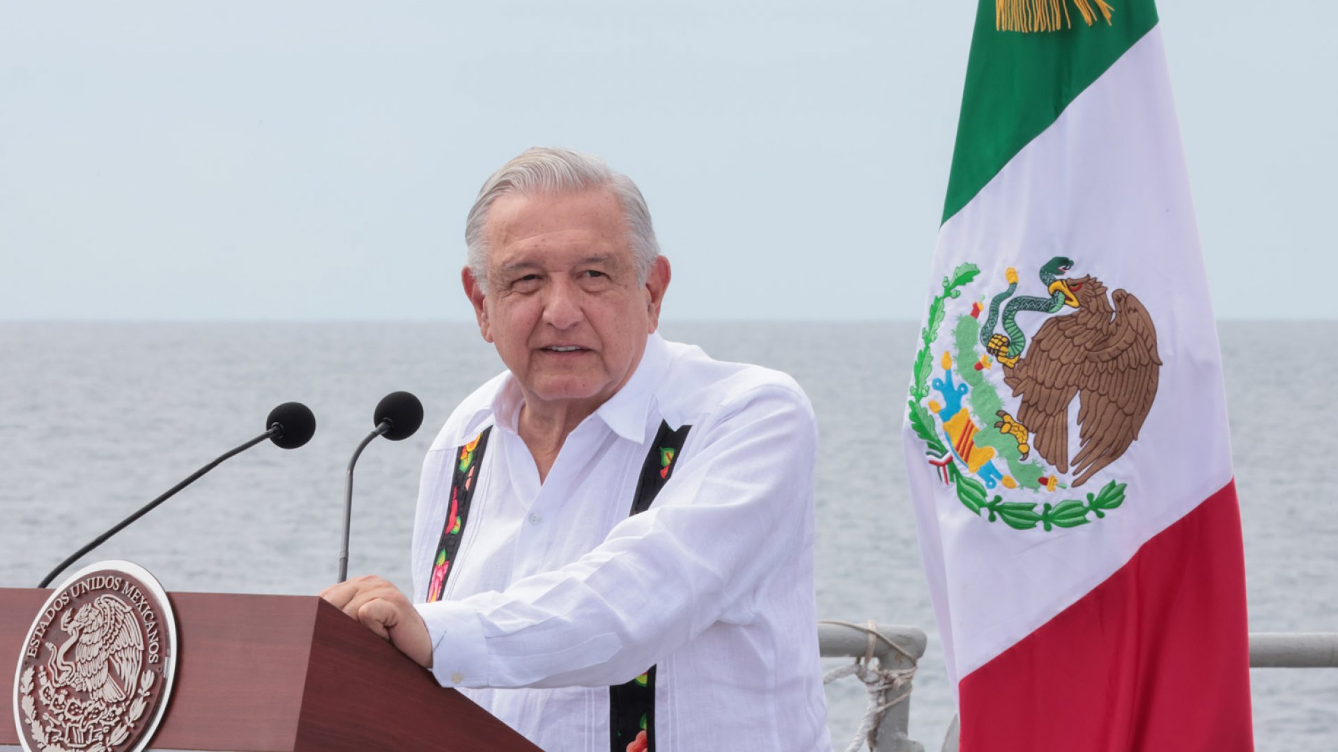A bordo de un barco de la Marina, López Obrador rinde homenaje a fallecidos por Otis