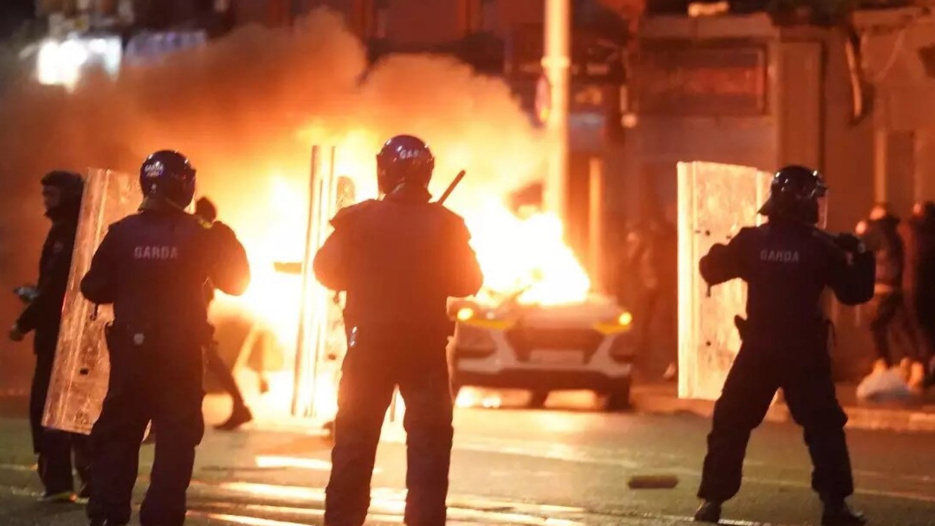 Disturbios en Dublín: hotel Holiday Inn Express, incendiado por manifestantes; aparecen videos
