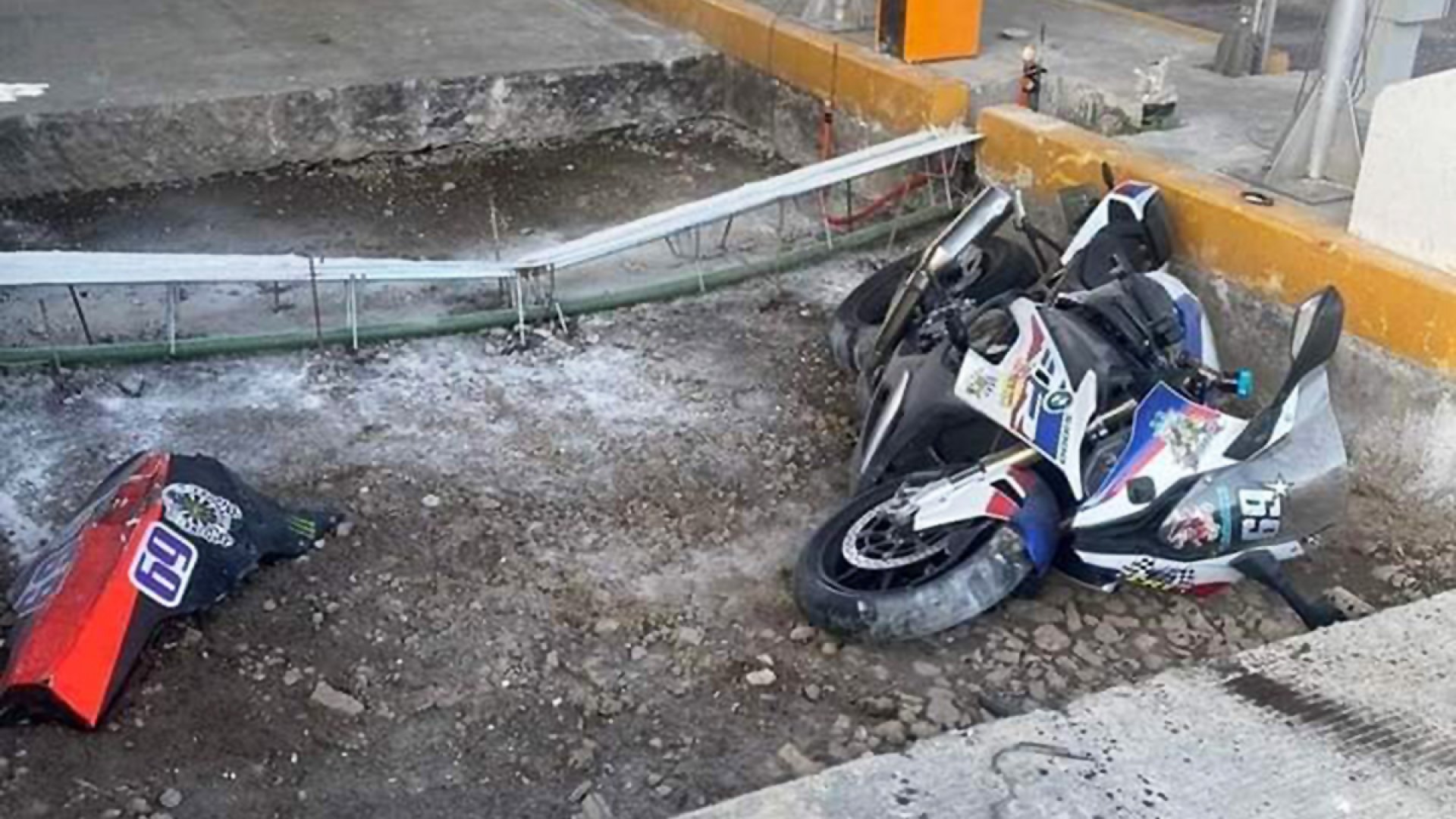 Motociclistas evitan pagar peaje y se accidentan en la México-Cuernavaca