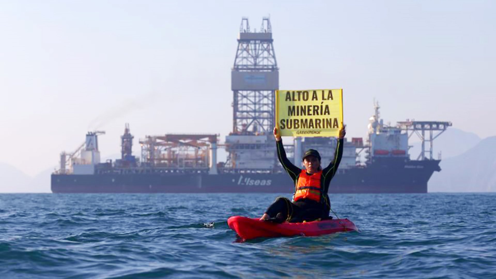 Greenpeace aborda barco en protesta por la minería submarina