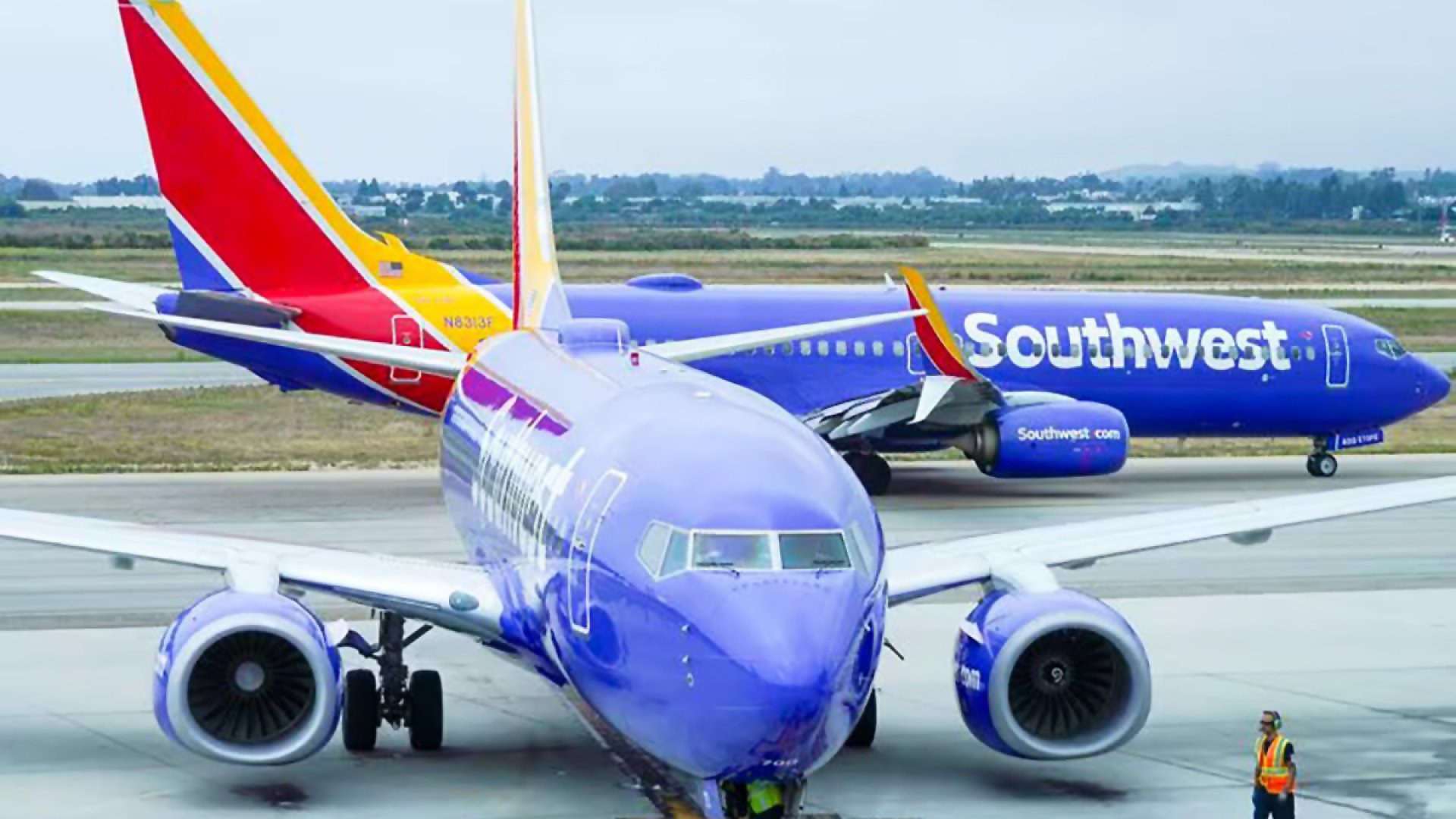 Pasajero abre la puerta de un avión y salta al ala cuando estaban a punto de despegar