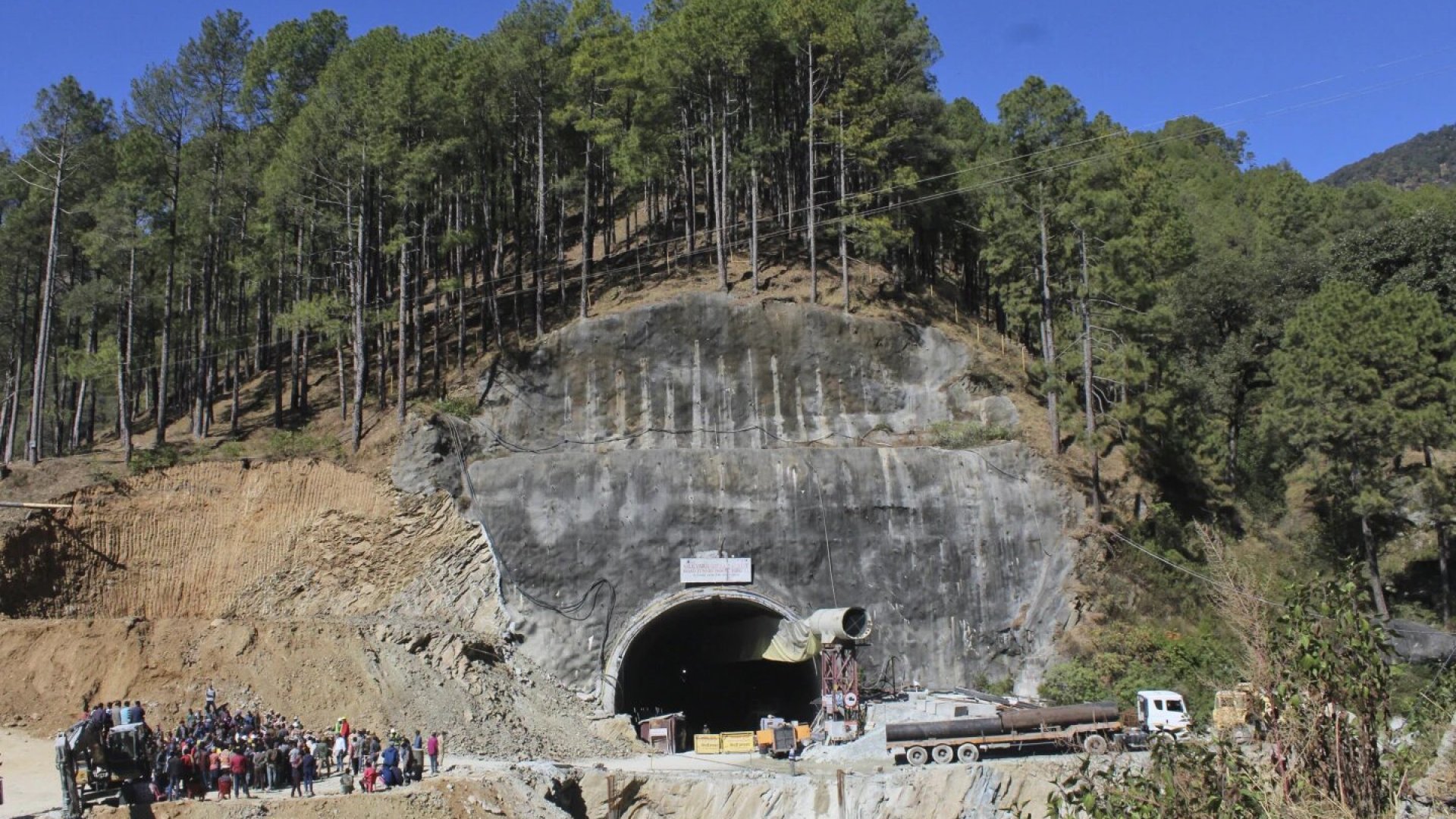 Rescatan a los 41 obreros atrapados en túnel de India desde hace 17 días