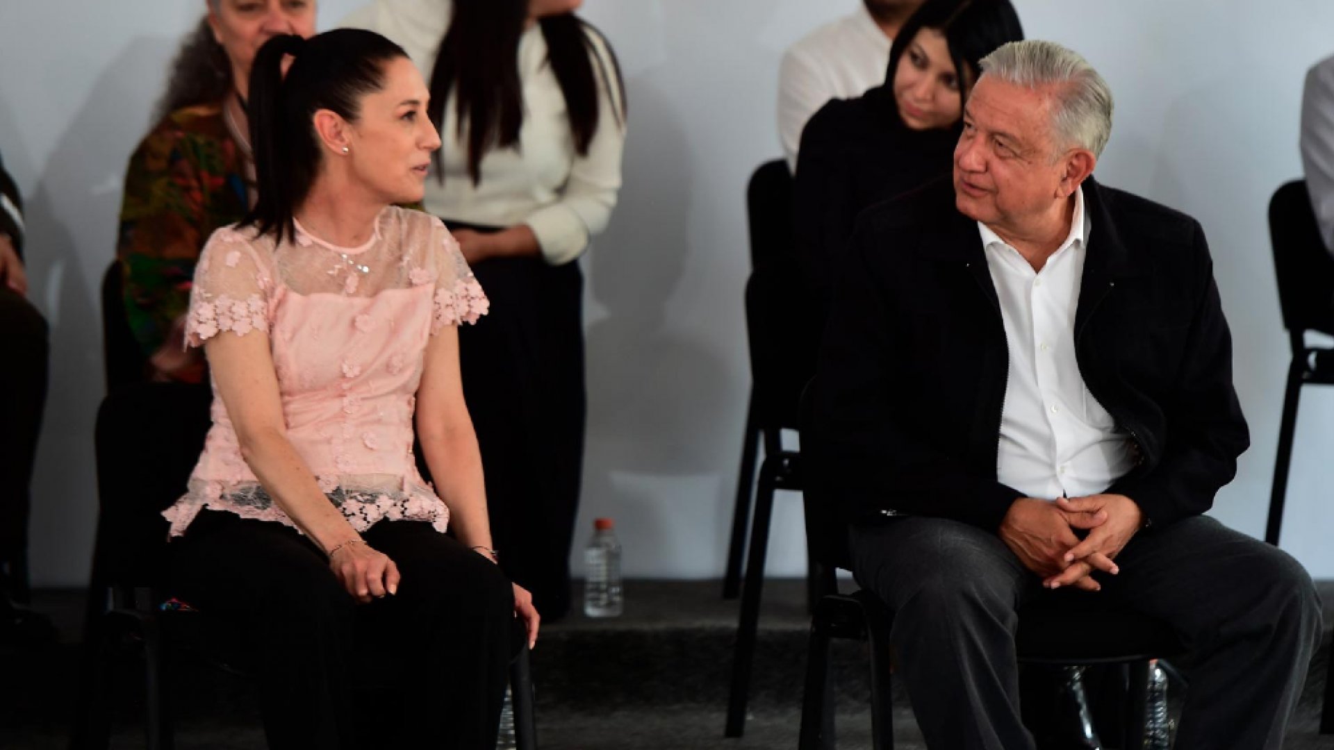 AMLO niega partidismo tras reunión con Claudia