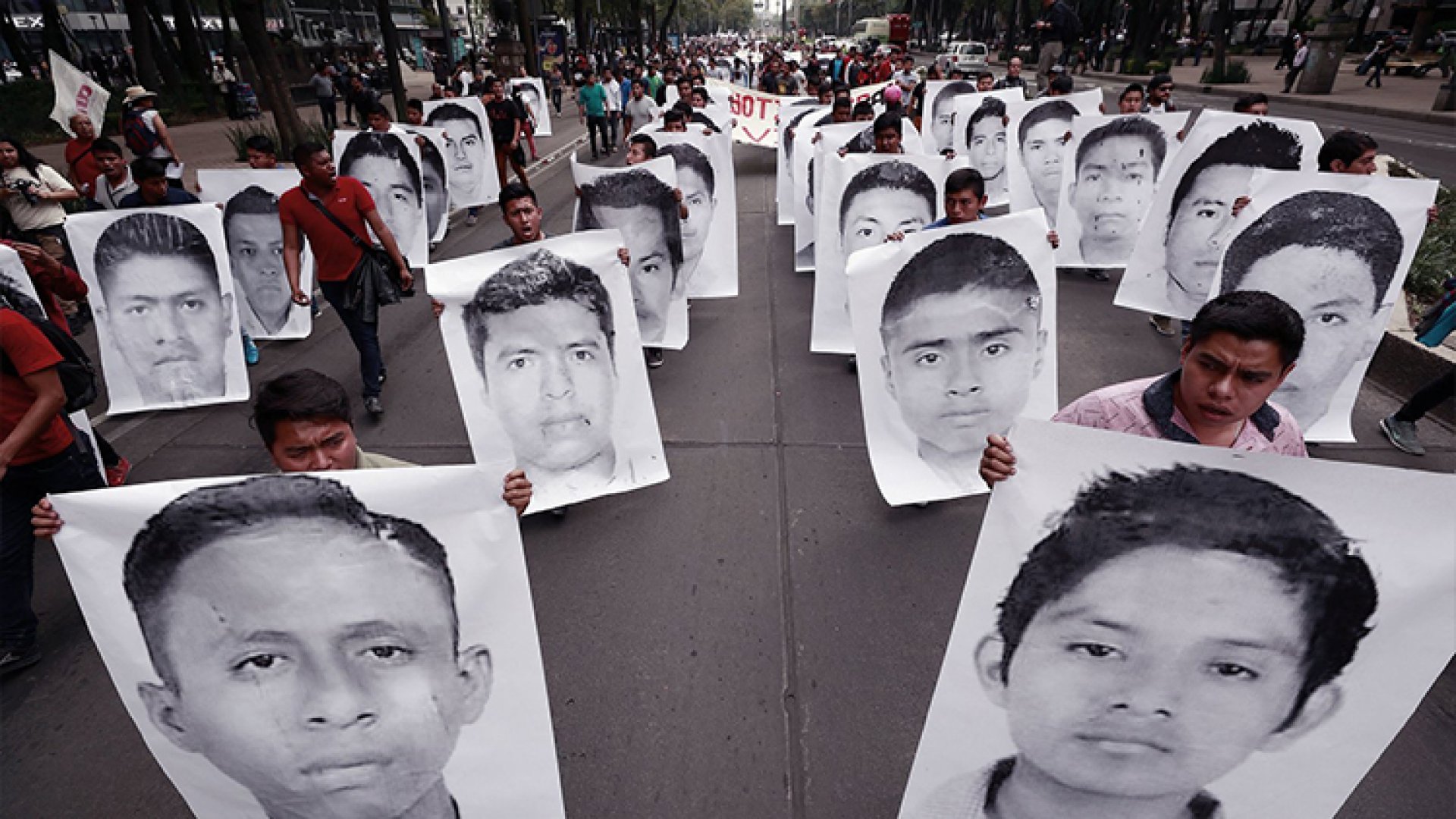 Ordenan revisar prisión a 8 militares en caso Ayotzinapa