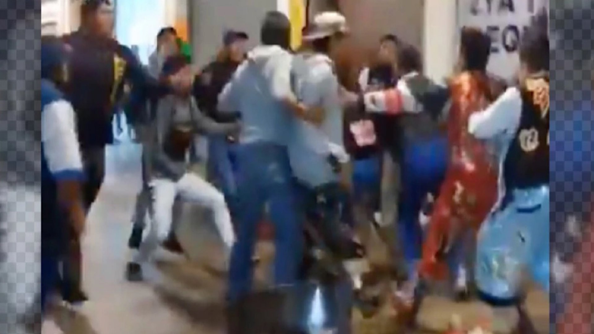 Bronca entre payasos y personal de normatividad en el zócalo de Puebla