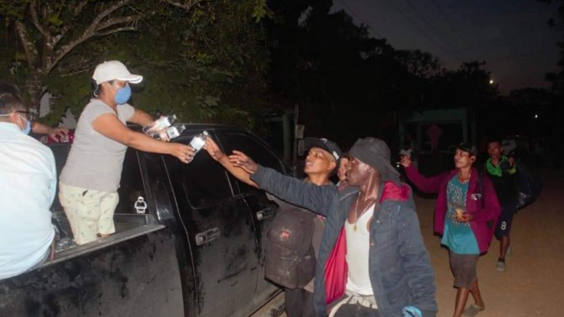 Cerca de tres mil migrantes pernoctan en Sayula de Alemán, Veracruz