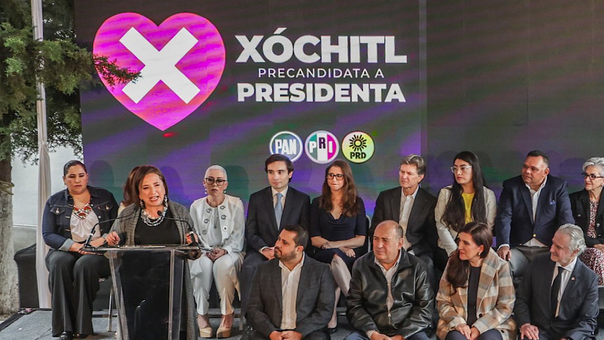 Presenta Xóchitl a su equipo de campaña