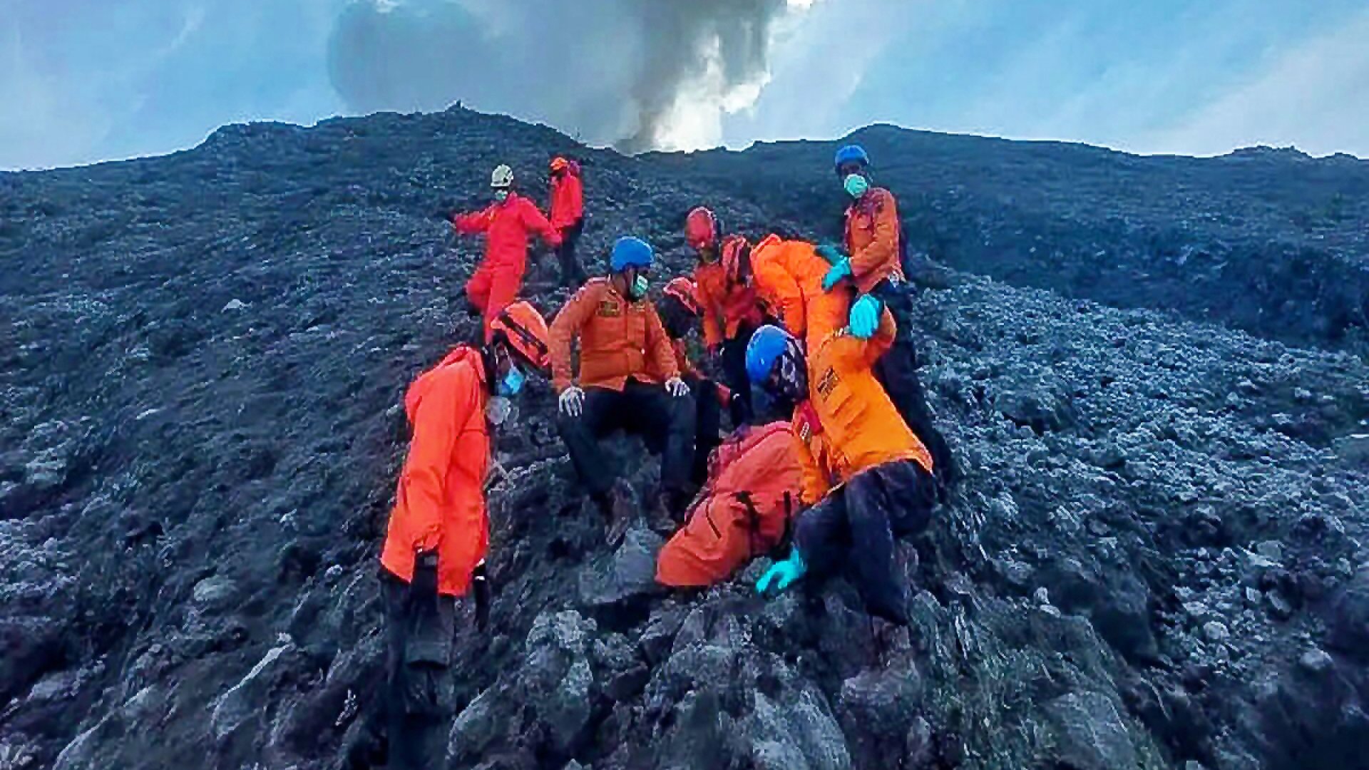 Mueren al menos 13 alpinistas y 10 más están desaparecidos tras la erupción del volcán Monte Marapi en Indonesia