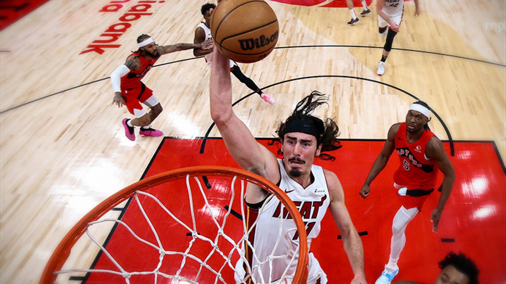 Jaime Jáquez le da oxígeno al Heat de Miami contra los Raptors