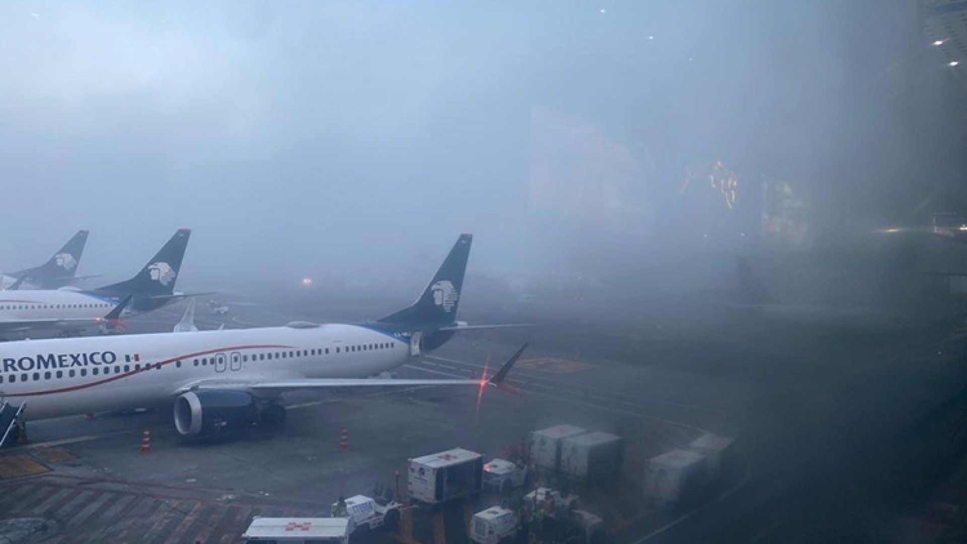 Aeropuertos suspenden operaciones por niebla