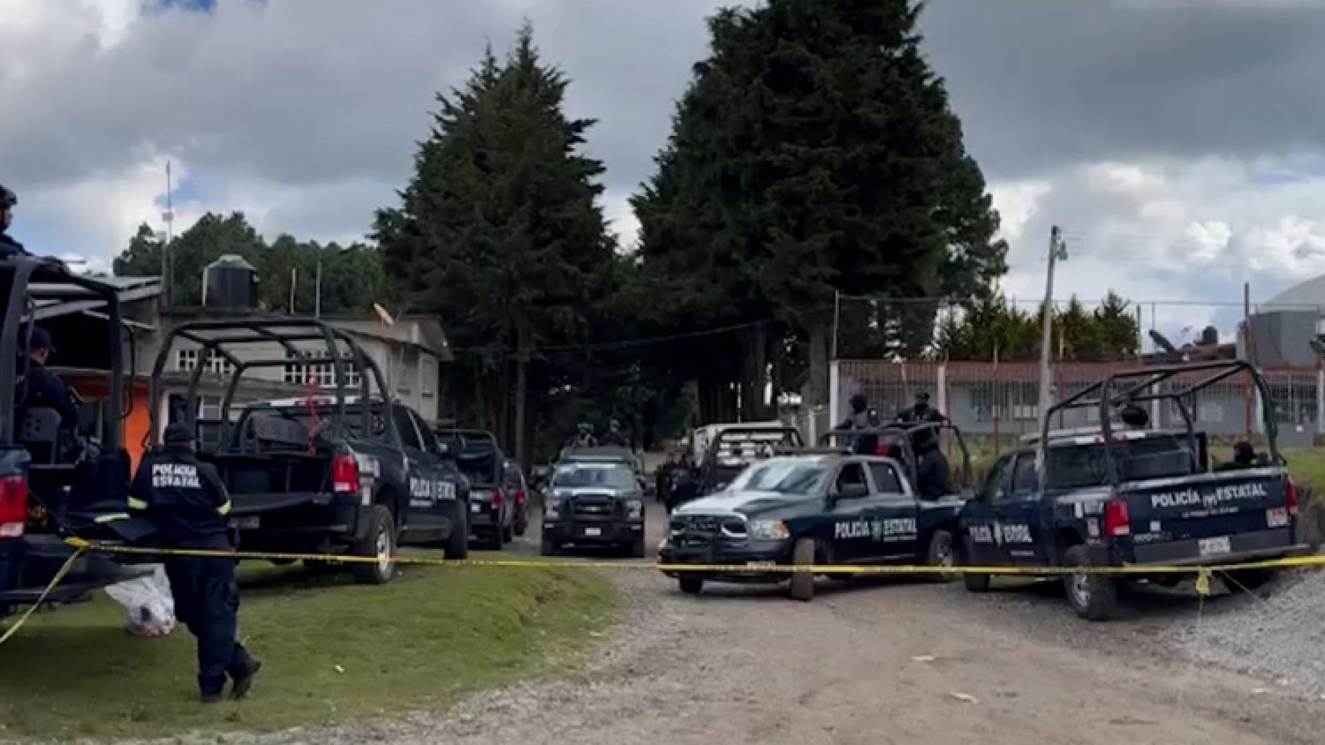 Y tras la matanza, presiona el crimen al pueblo de Texcaltitlán