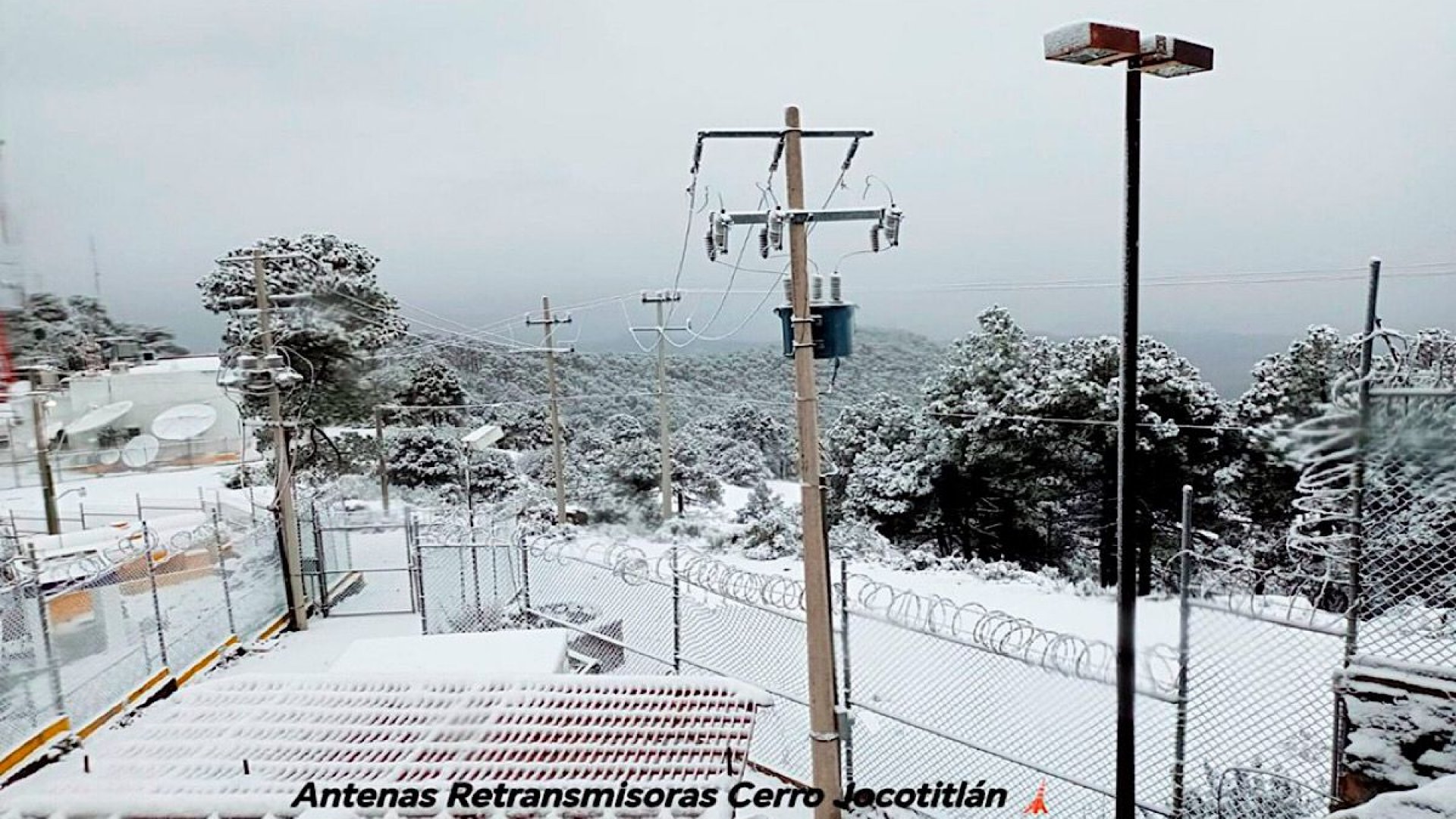 ¡Llegó la Navidad! Nieve cubre el cerro de Jocotitlán en Edomex