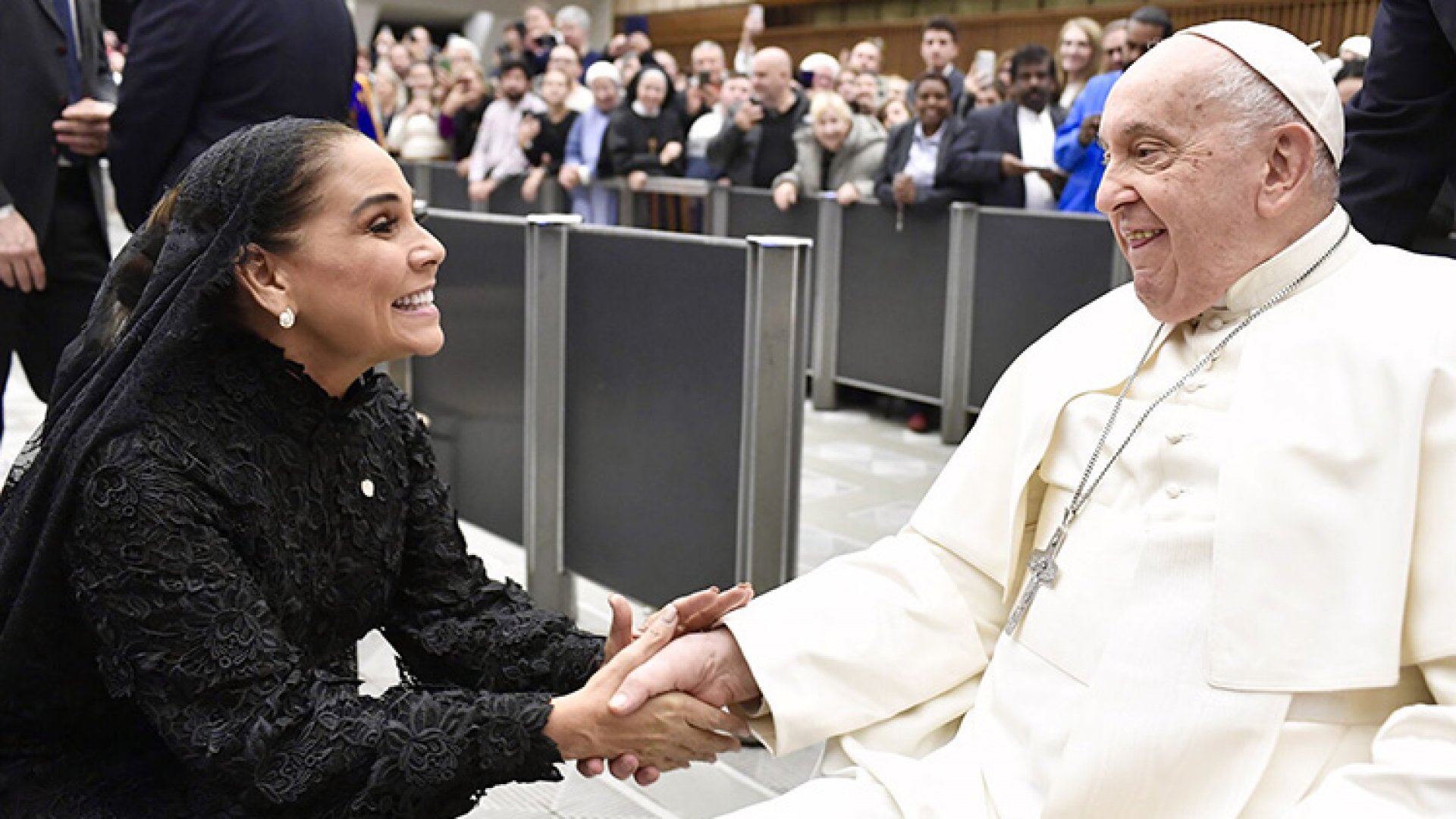 Lleva Mara Lezama ‘Tren Maya’ y carta de AMLO al papa Francisco