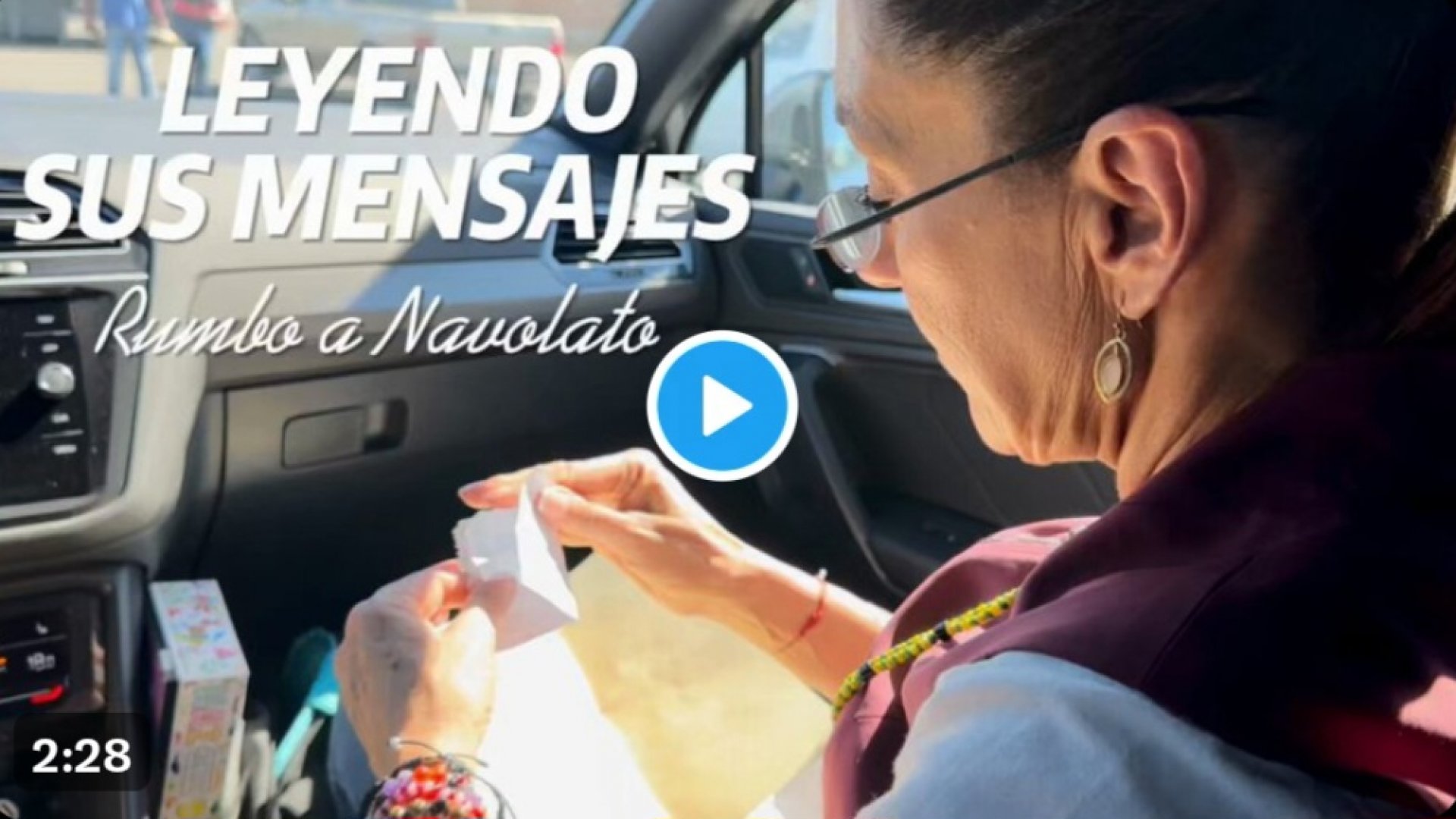 Claudia Sheinbaum lee cartas de sus seguidores