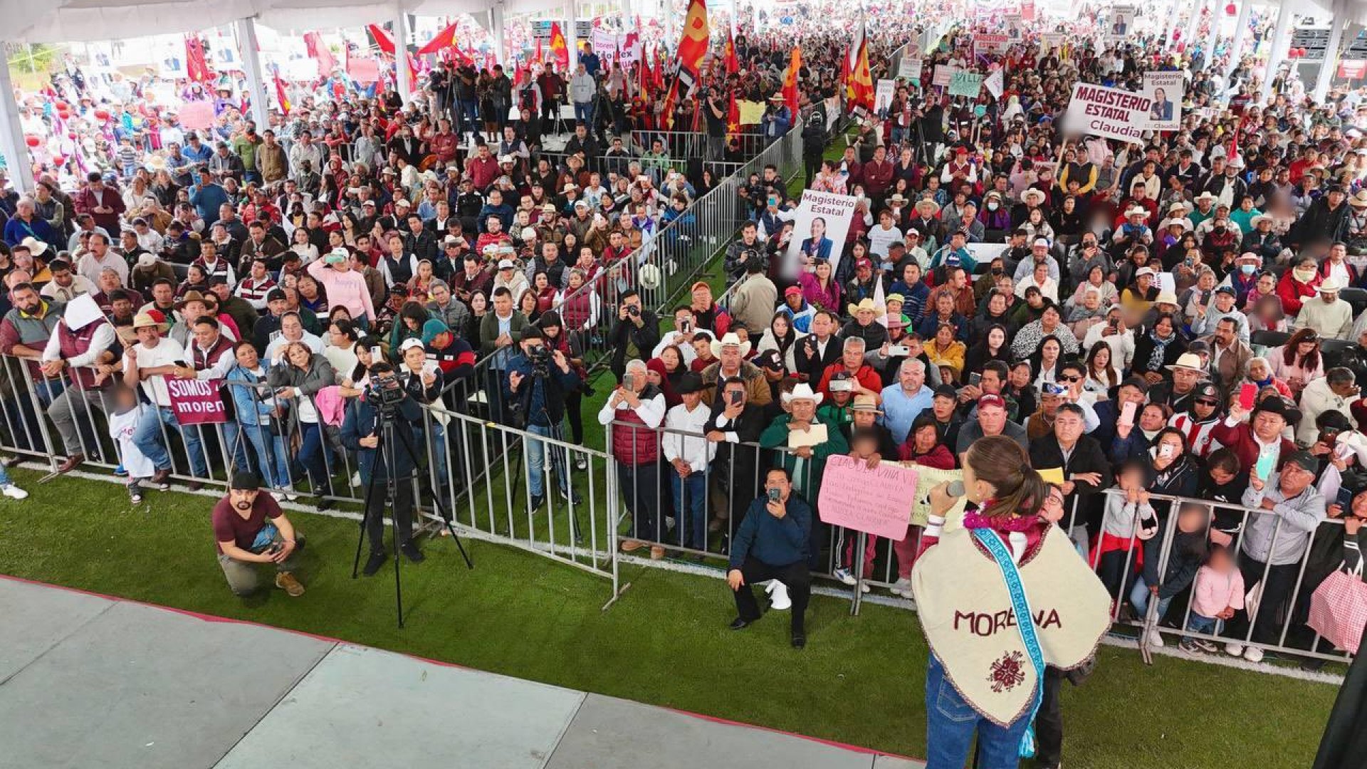 Claudia se compromete a continuar con pensión para adultos mayores