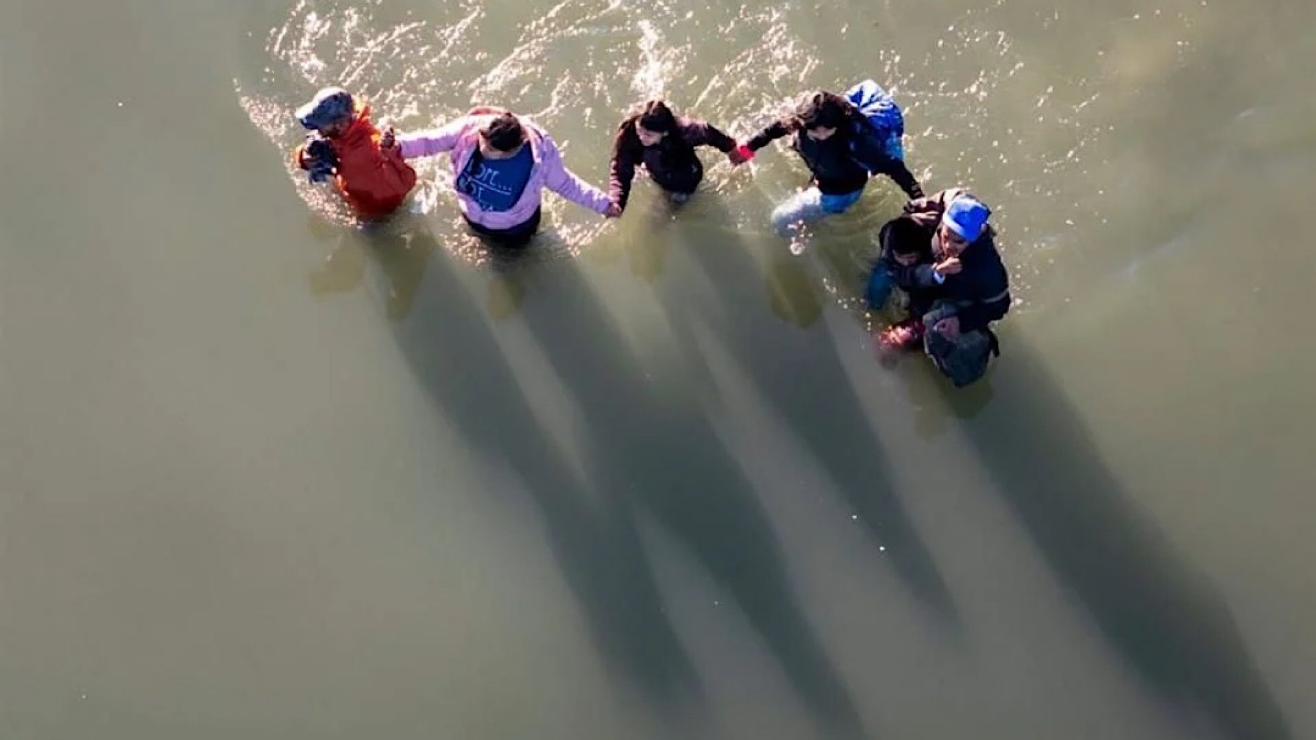 Firma Abbott ley que permitirá a Texas detener migrantes