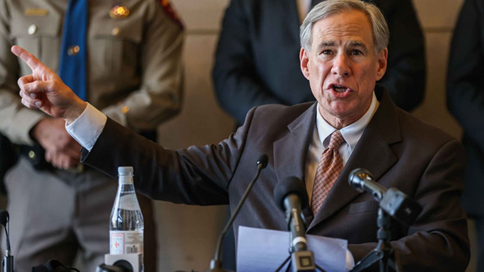 Impugnará AMLO ley de Greg Abbott y lo acusa de usurpar funciones