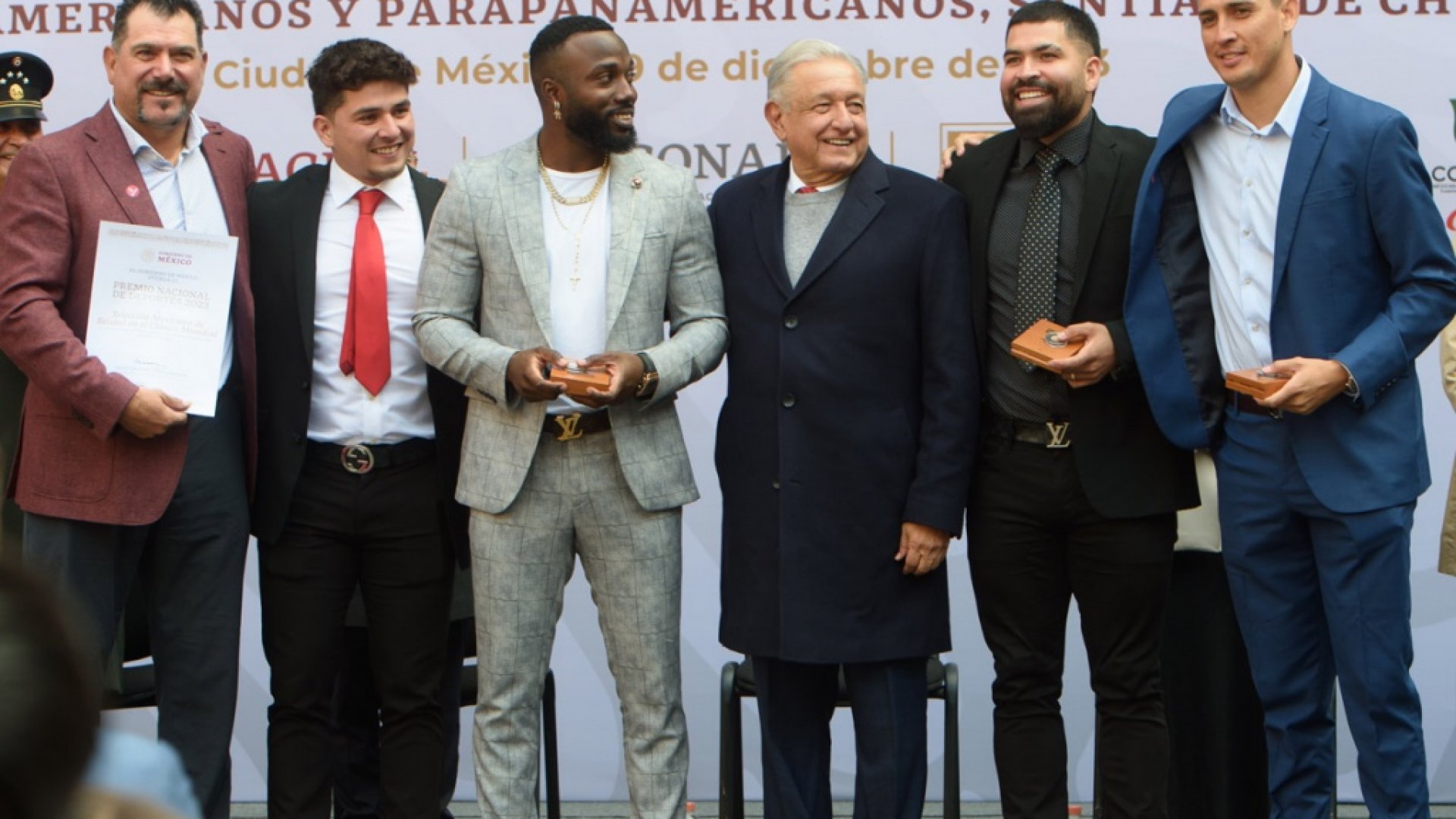 AMLO destacó el papel de los deportistas mexicanos y los reconoció en Palacio Nacional