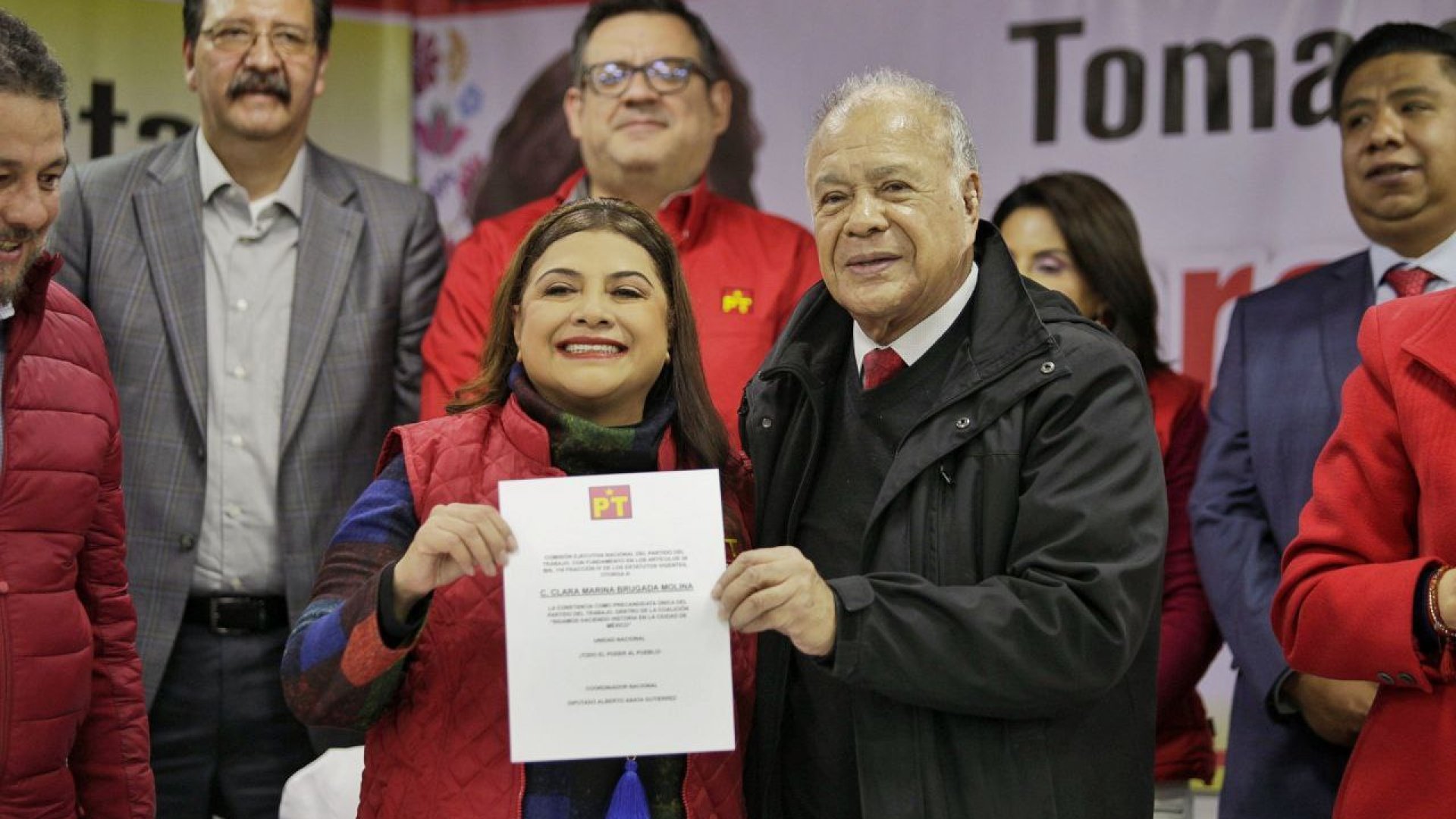 Clara Brugada recibe constancia como precandidata del PT