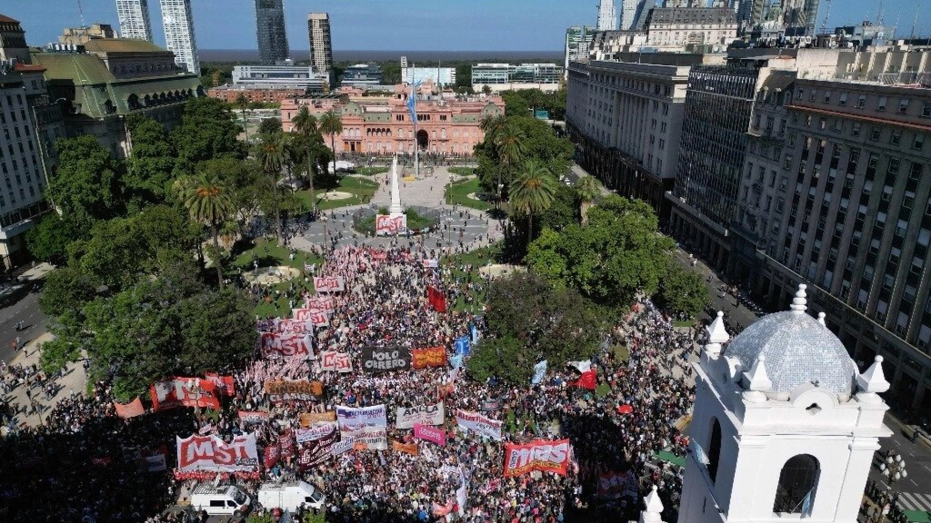 Decenas de miles de argentinos protestan contra Milei rodeados de fuertes medidas de seguridad