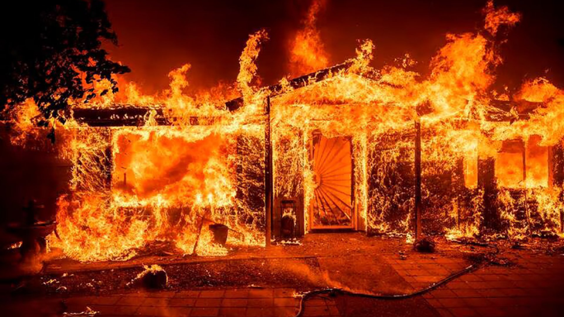 Mueren cinco niños tras incendio en su casa; su padre había salido a comprar los regalos de Navidad