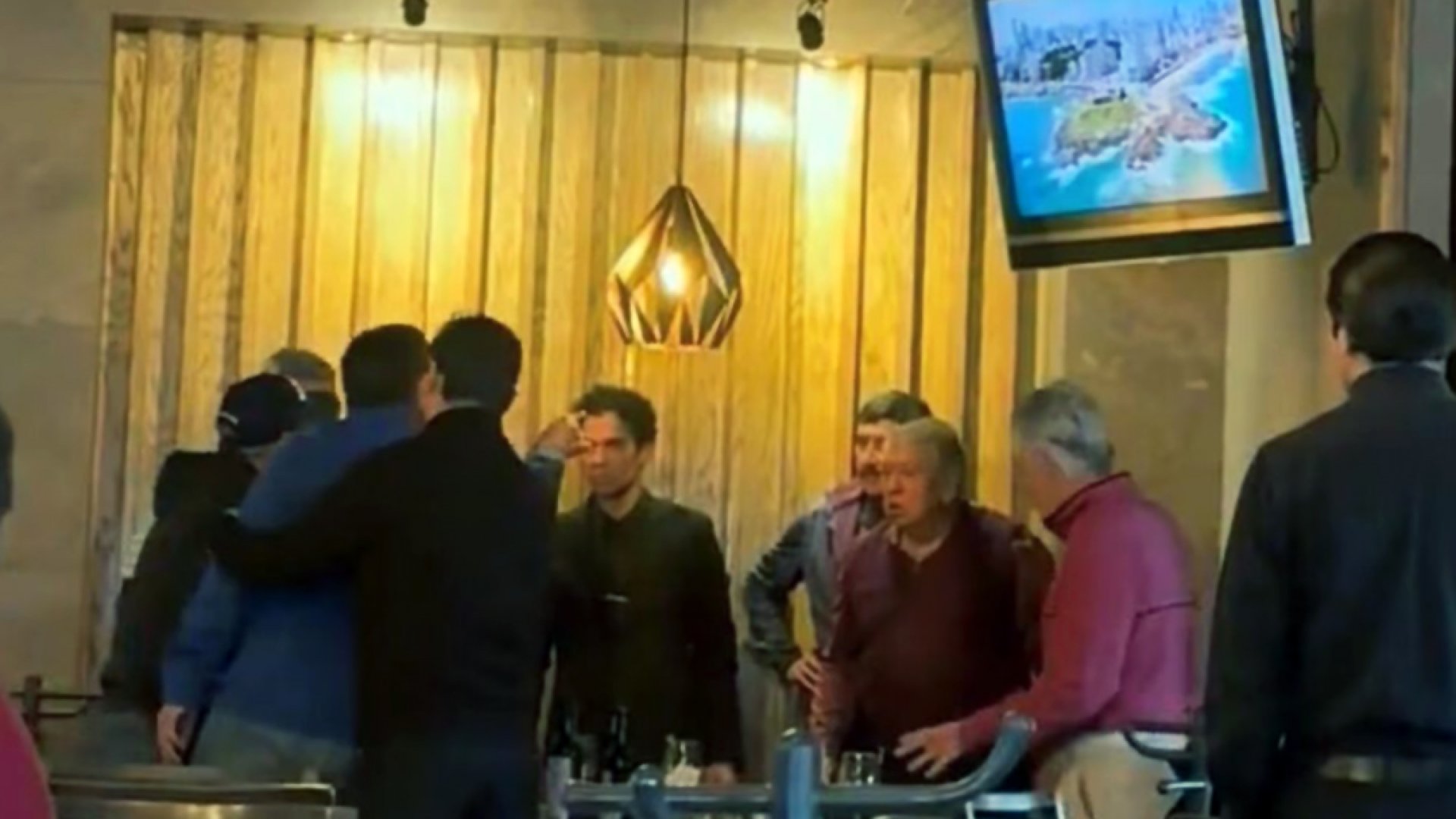 Increpan y abofetean a Javier Corral en restaurante