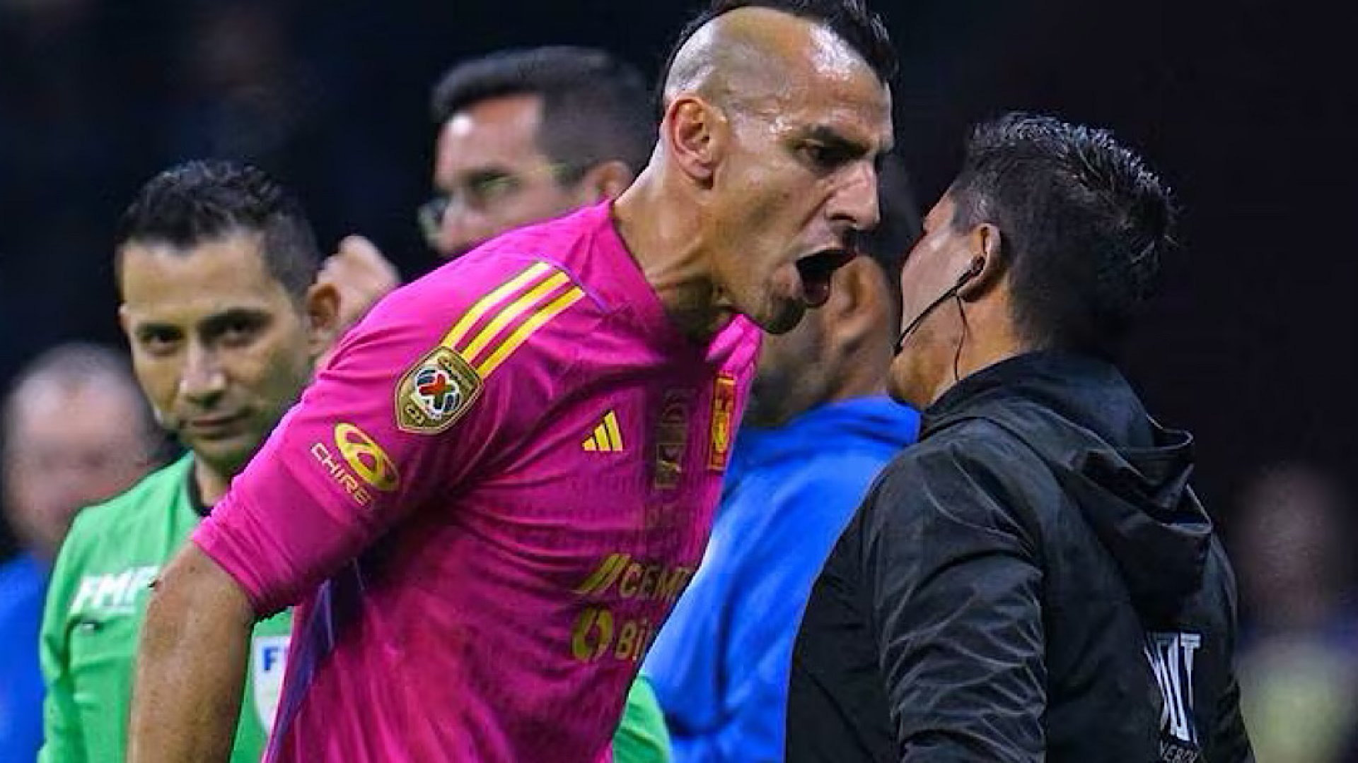 Nahuel Guzmán recibe tres partidos de sanción tras final con América