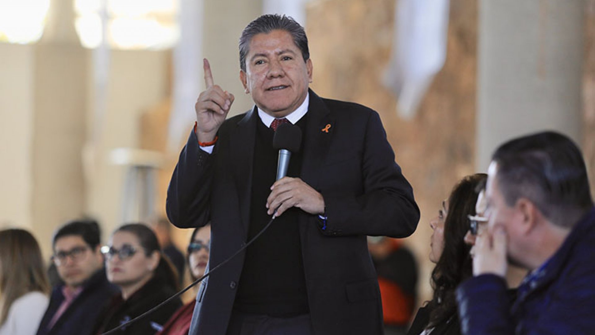 Acusa David Monreal que funcionarios plagian migrantes en Durango