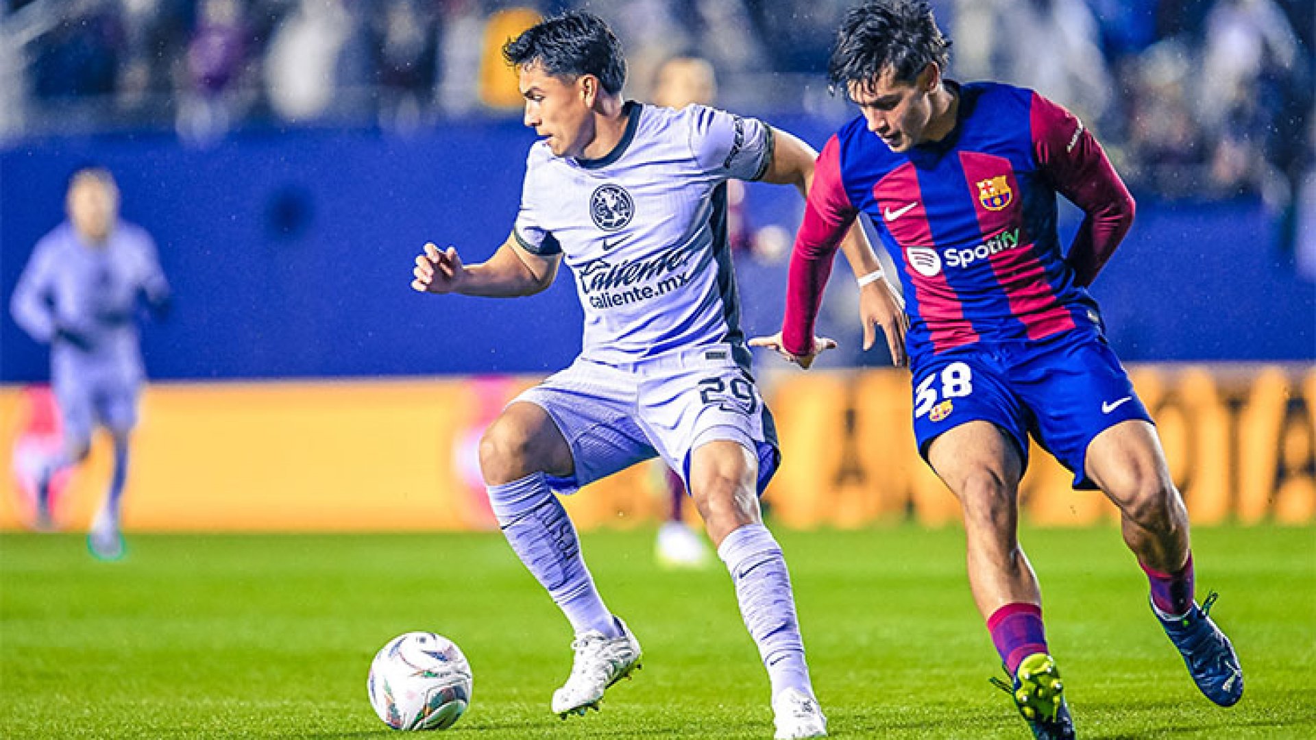 América saca la casta de campeón para vencer al Barcelona